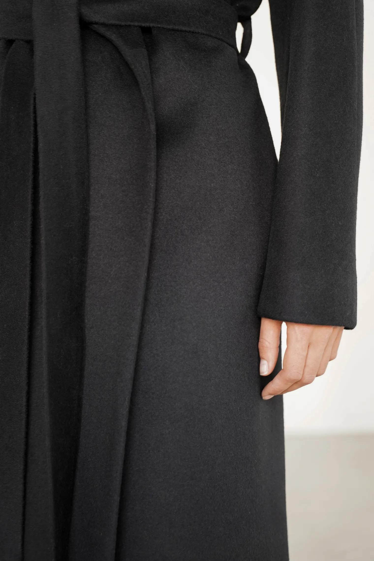 Пальто-халат с поясом чёрного цвета фото 2