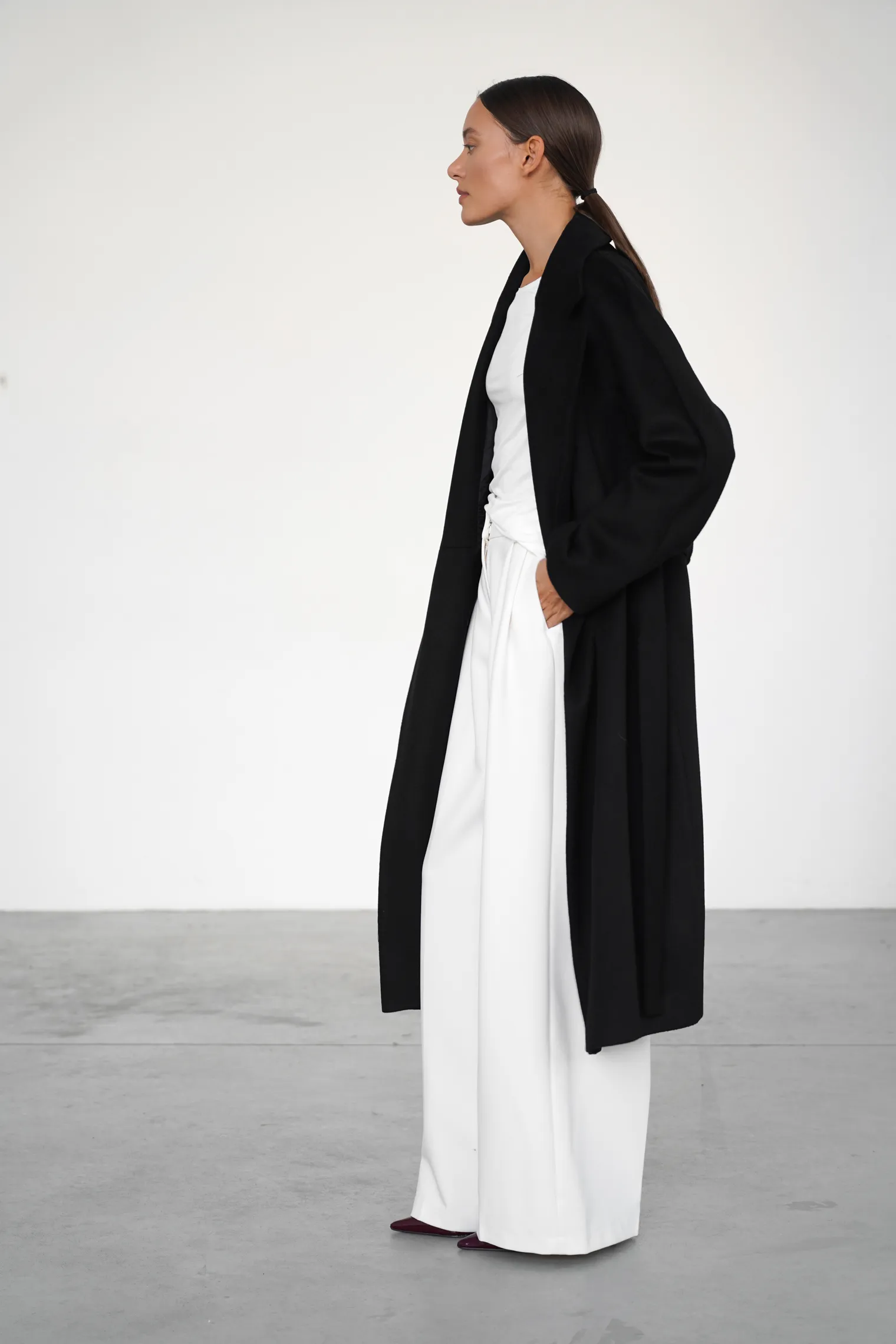 Пальто-халат с поясом чёрного цвета фото 6