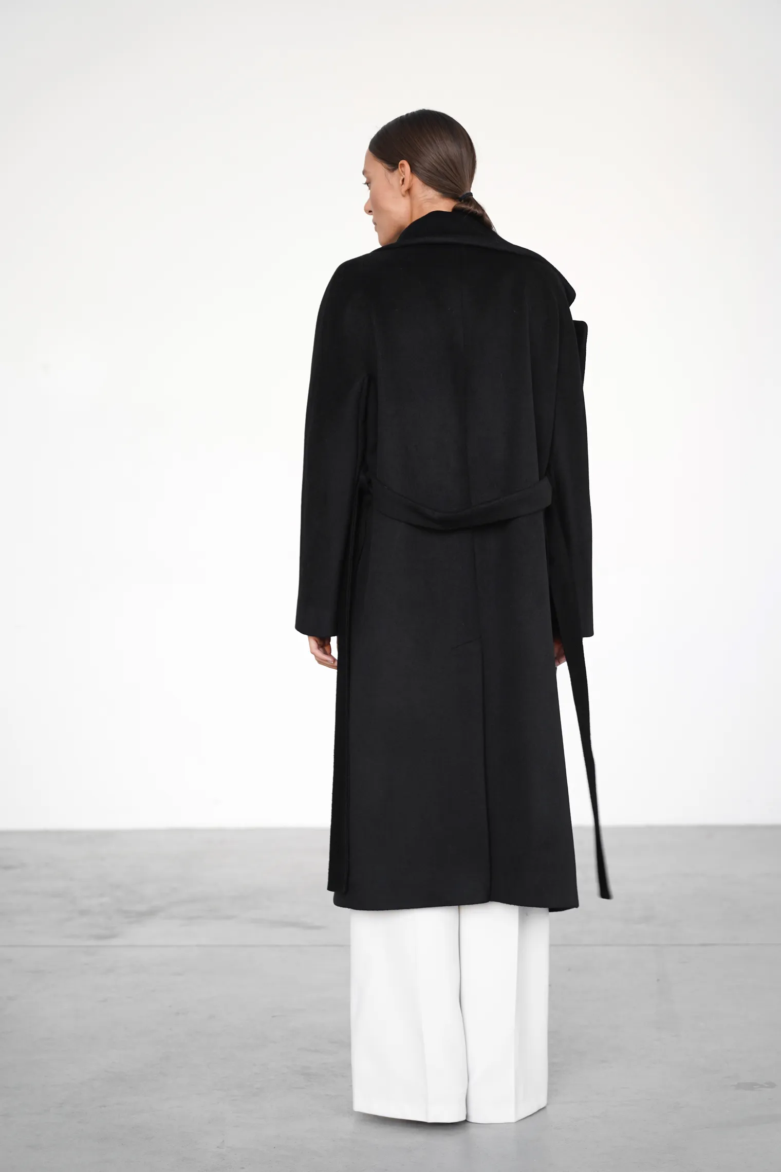 Пальто-халат с поясом чёрного цвета фото 4