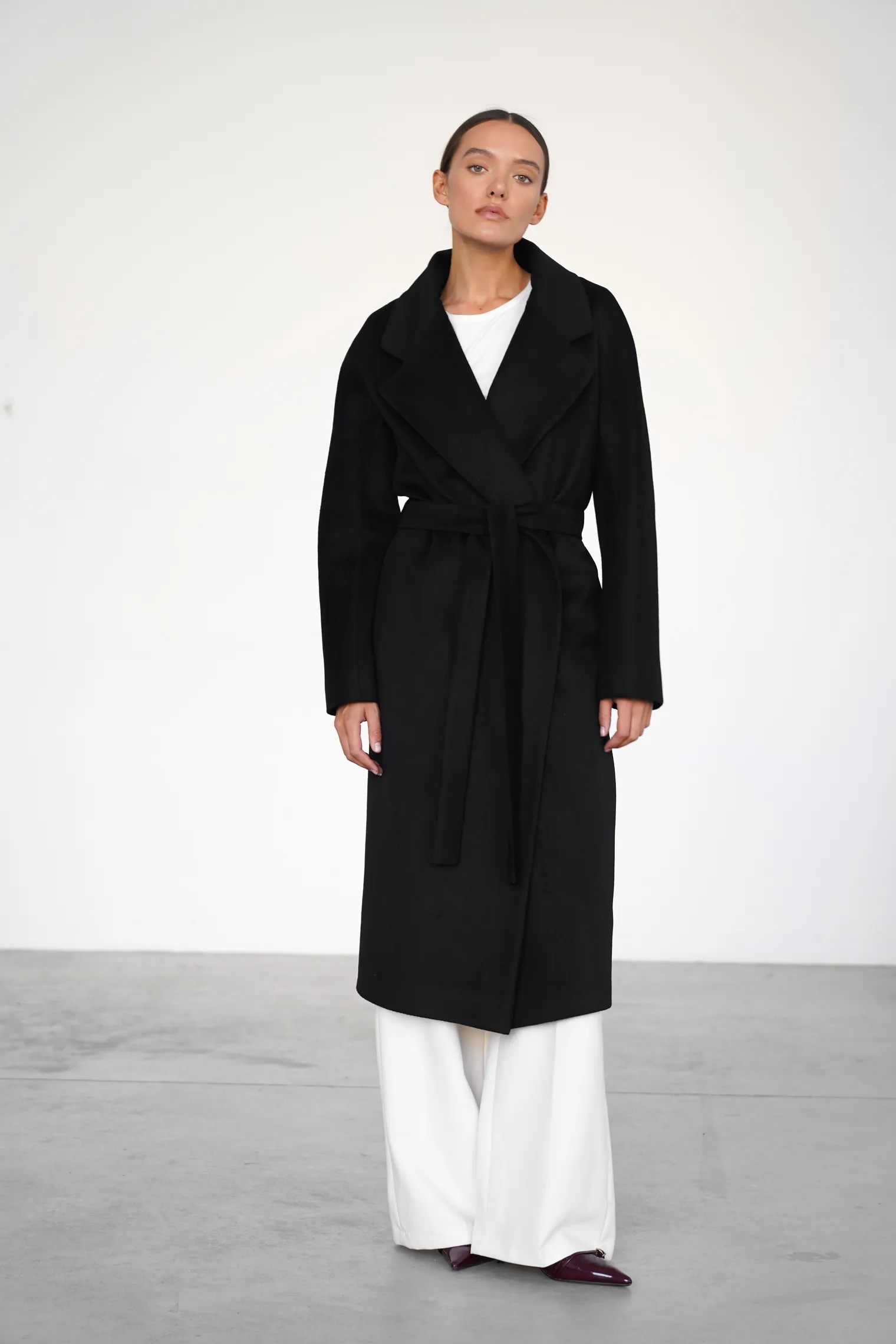 Пальто-халат с поясом чёрного цвета фото 3