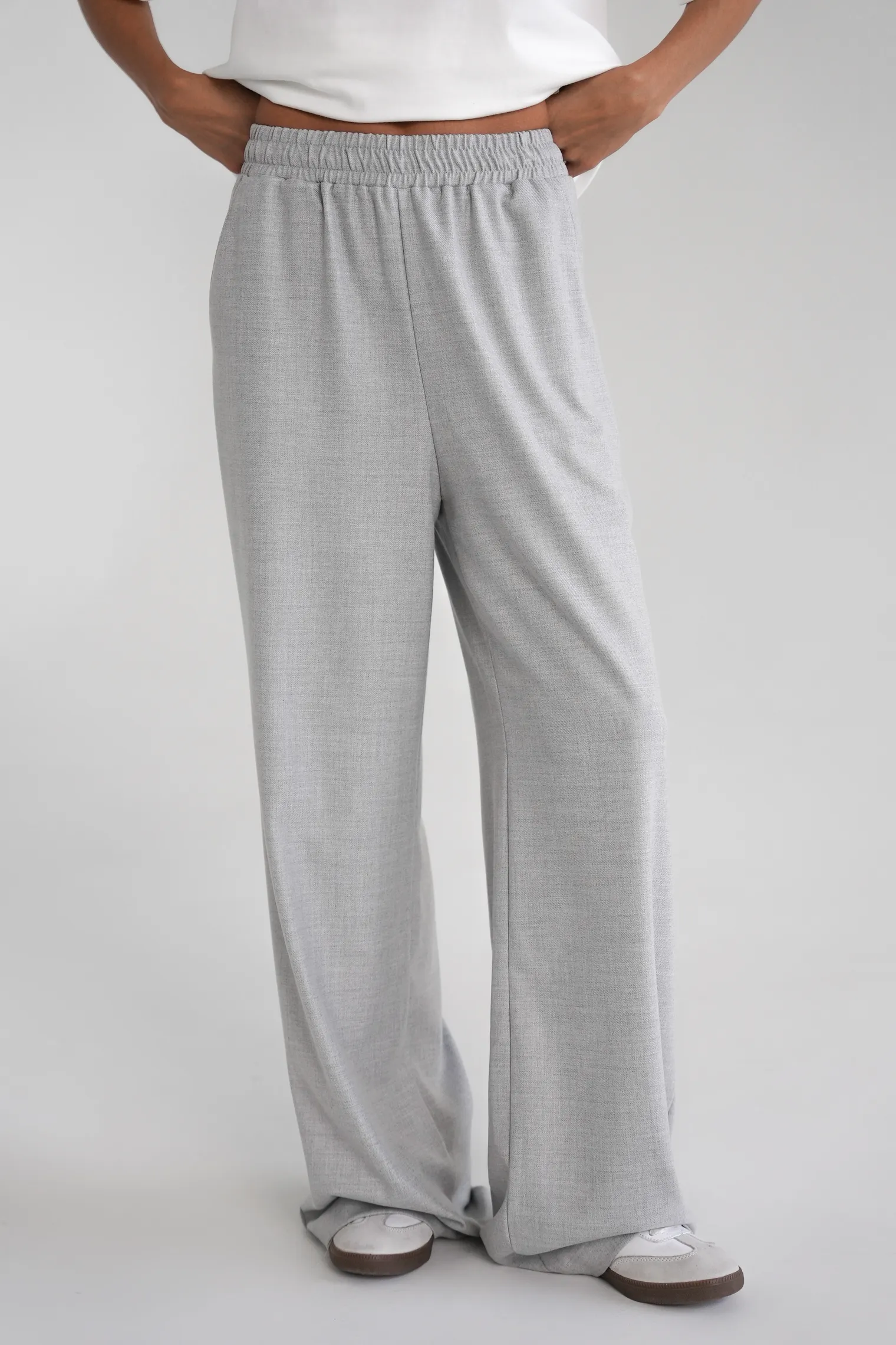 Брюки прямого кроя с карманами пепельного цвета фото 1