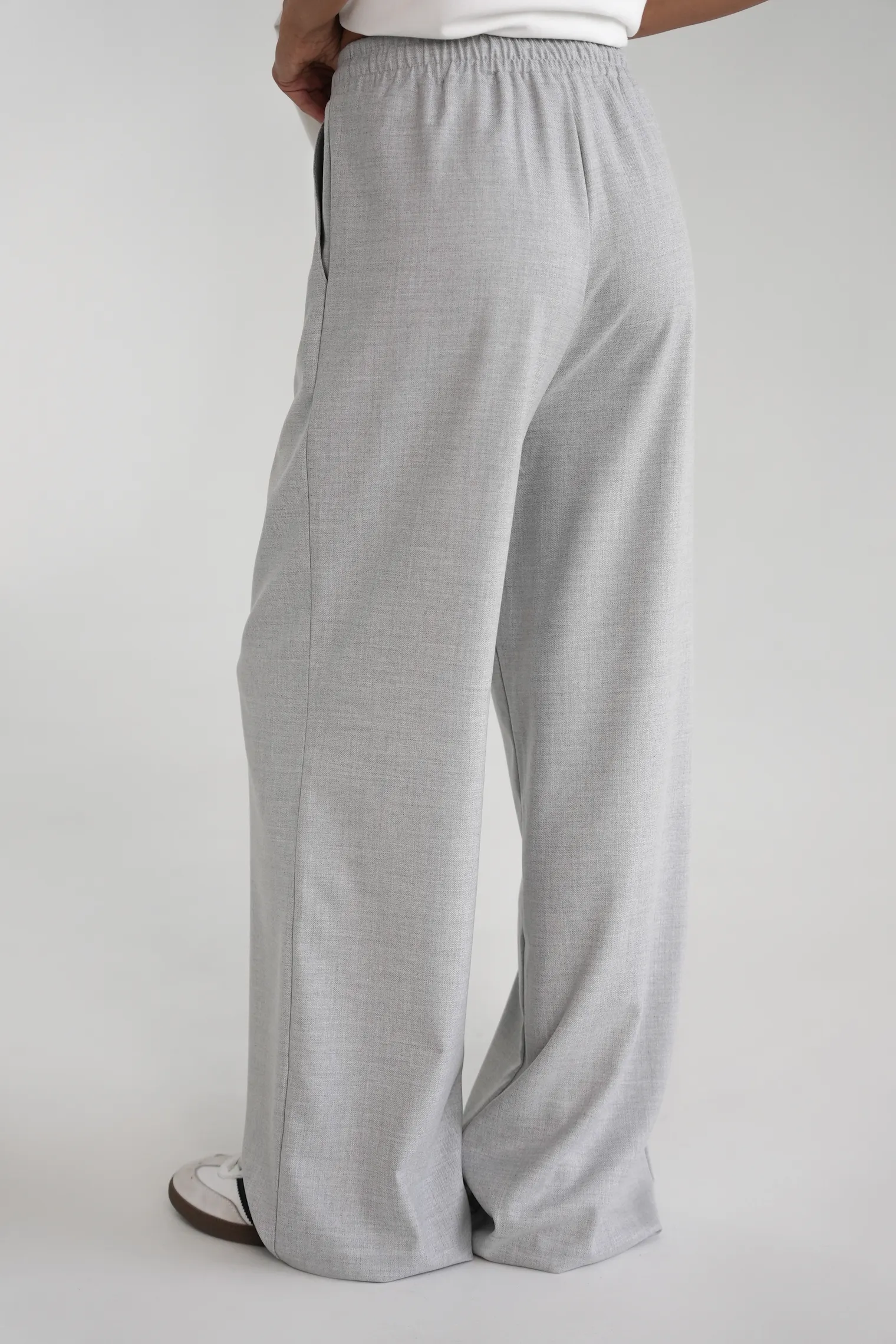 Брюки прямого кроя с карманами пепельного цвета фото 4