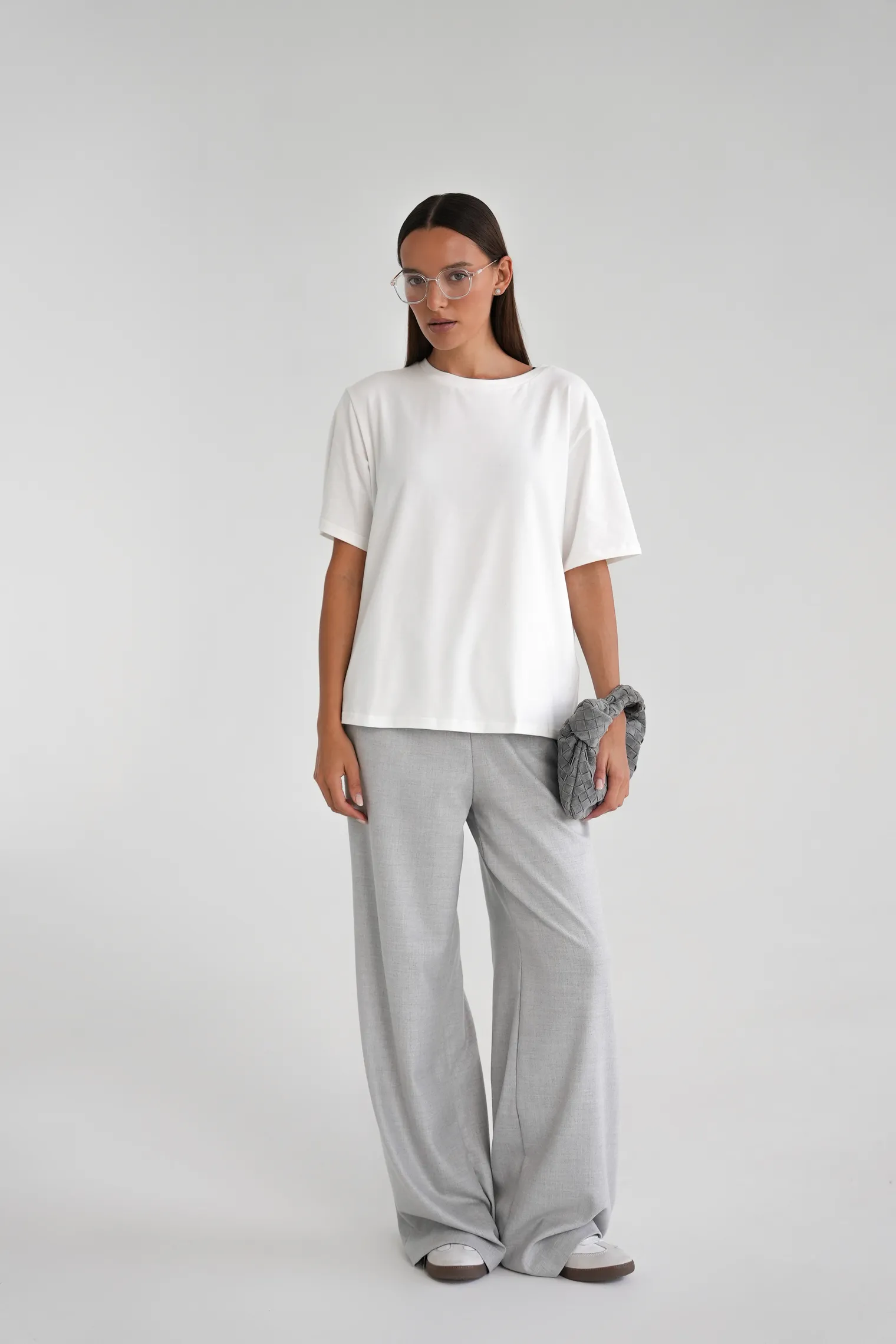 Брюки прямого кроя с карманами пепельного цвета фото 3