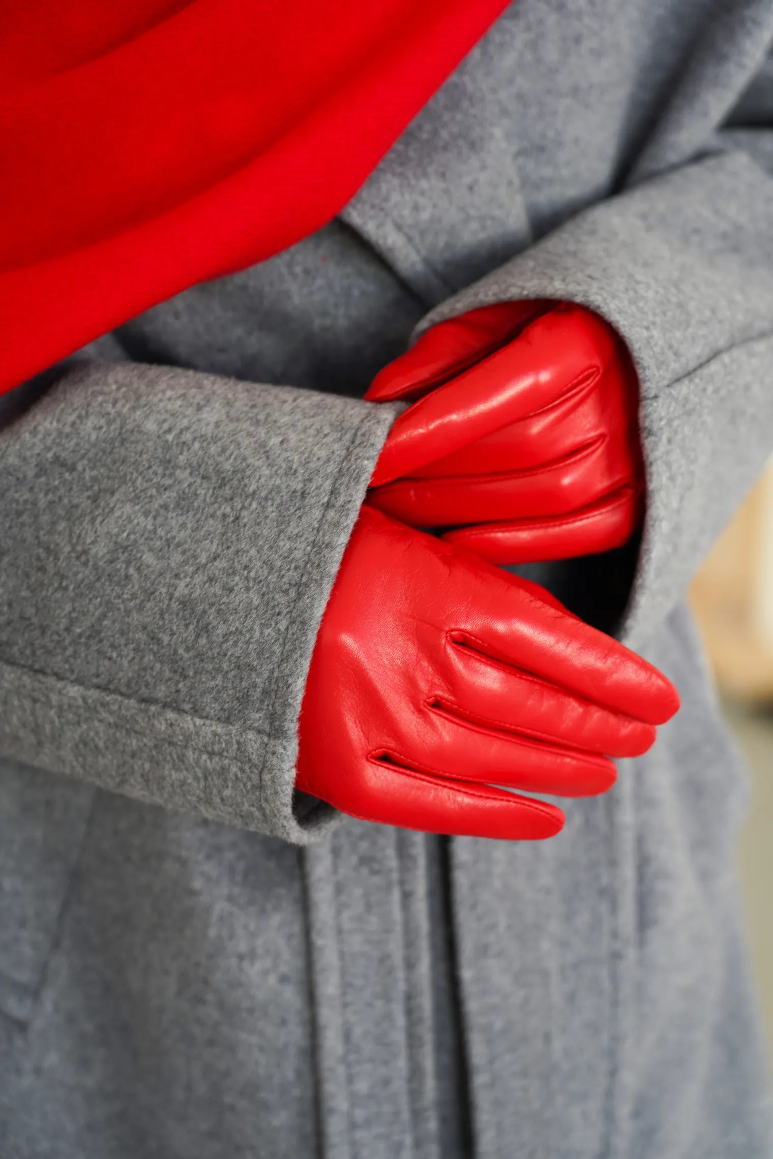 Перчатки из кожи красного цвета фото 3