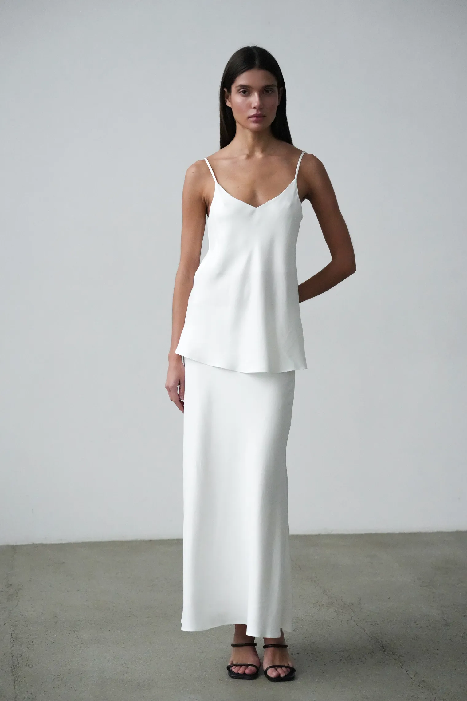 Топ из вискозы на бретелях белого цвета фото 6