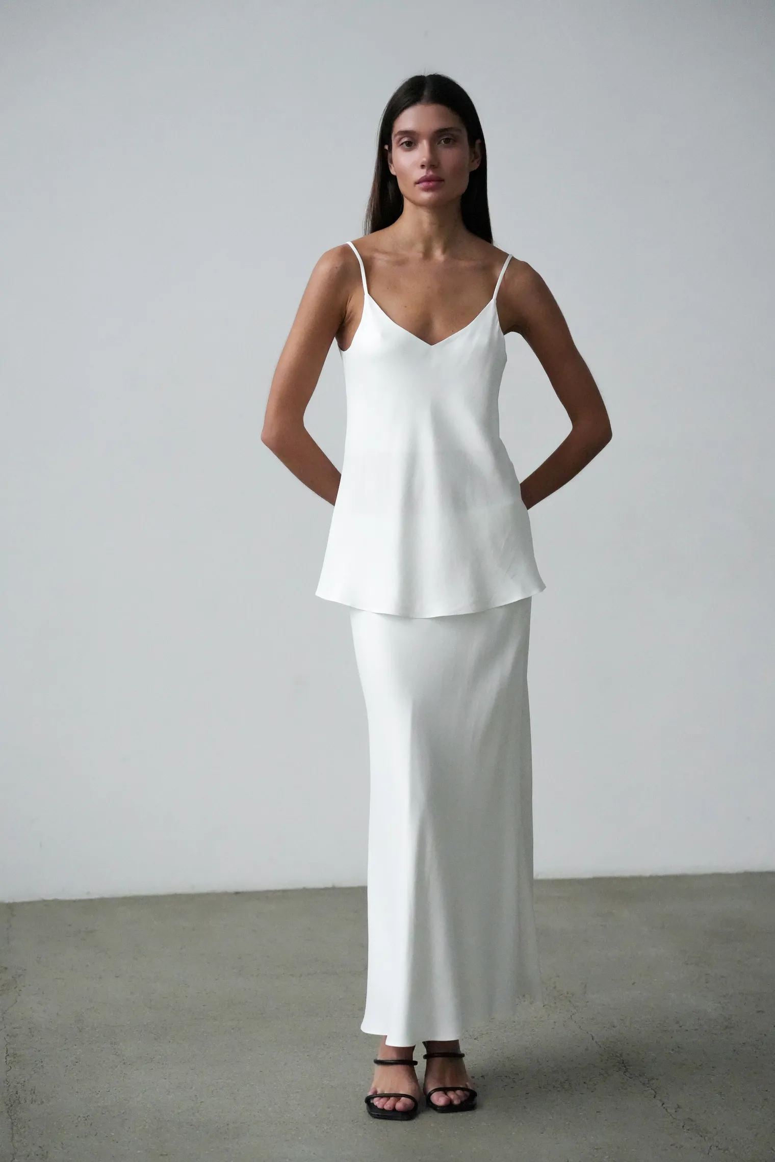 Топ из вискозы на бретелях белого цвета фото 3