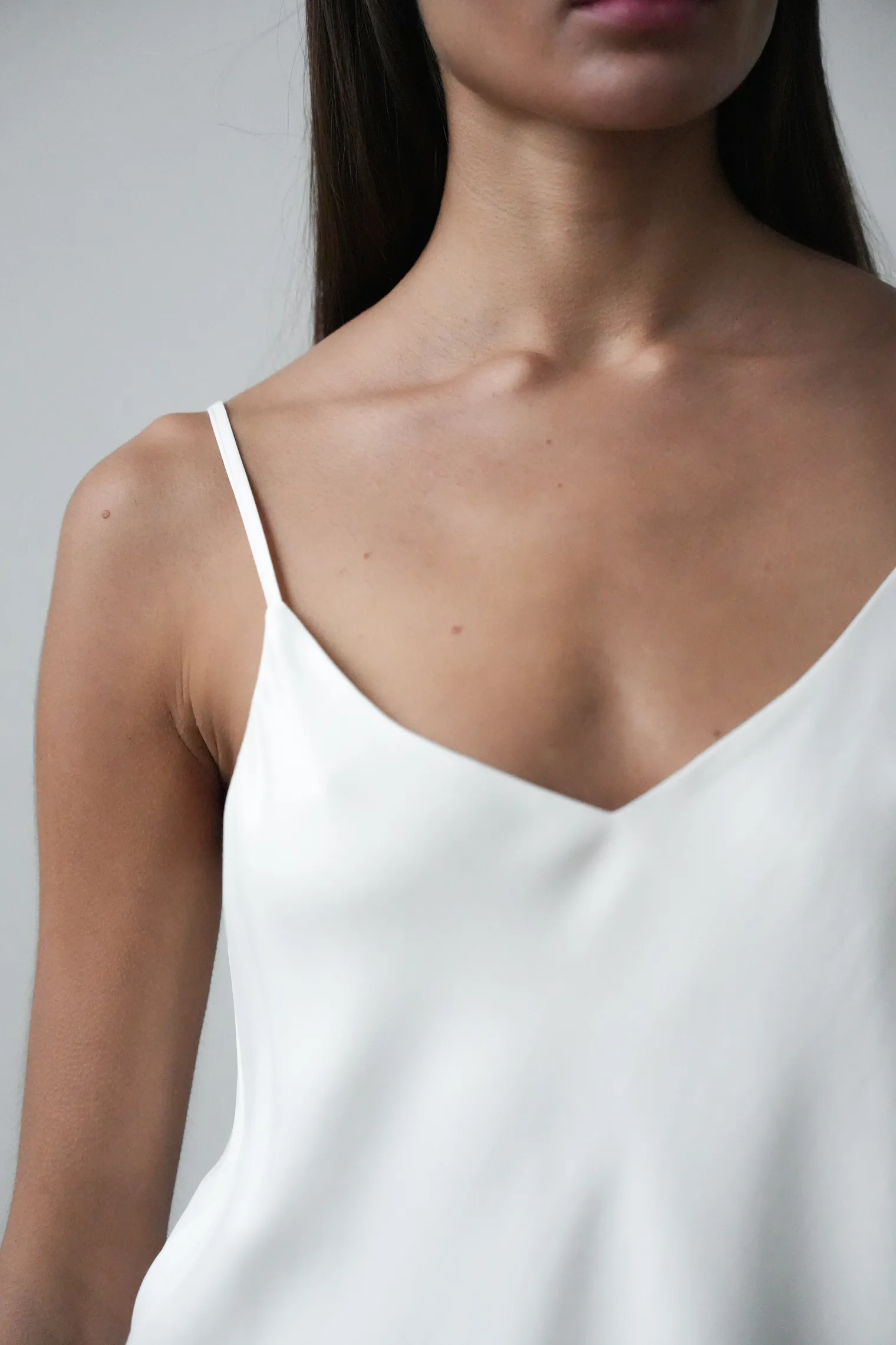 Топ из вискозы на бретелях белого цвета фото 2