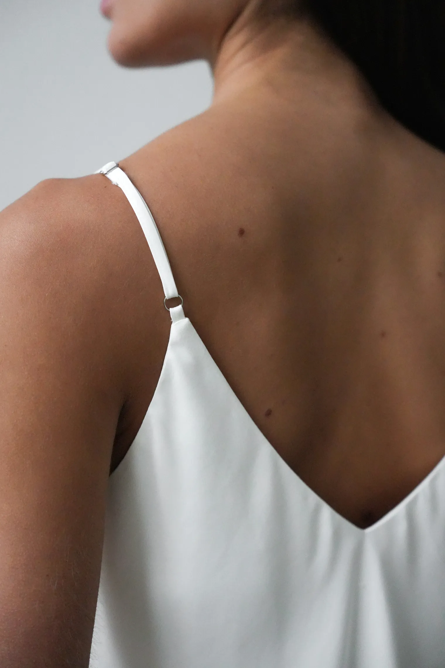 Топ из вискозы на бретелях белого цвета фото 5