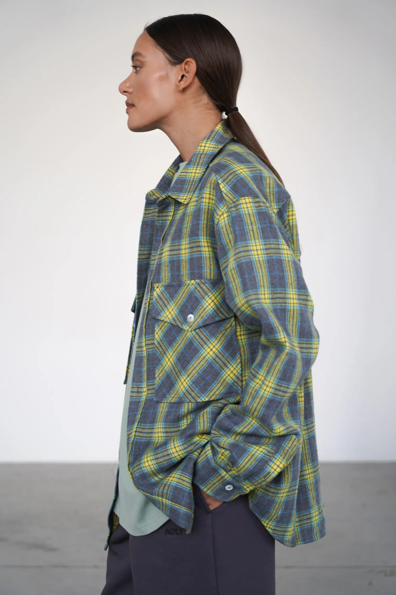 Рубашка мужского кроя с карманами в клетку в цвете графитовый/жёлтый фото 6