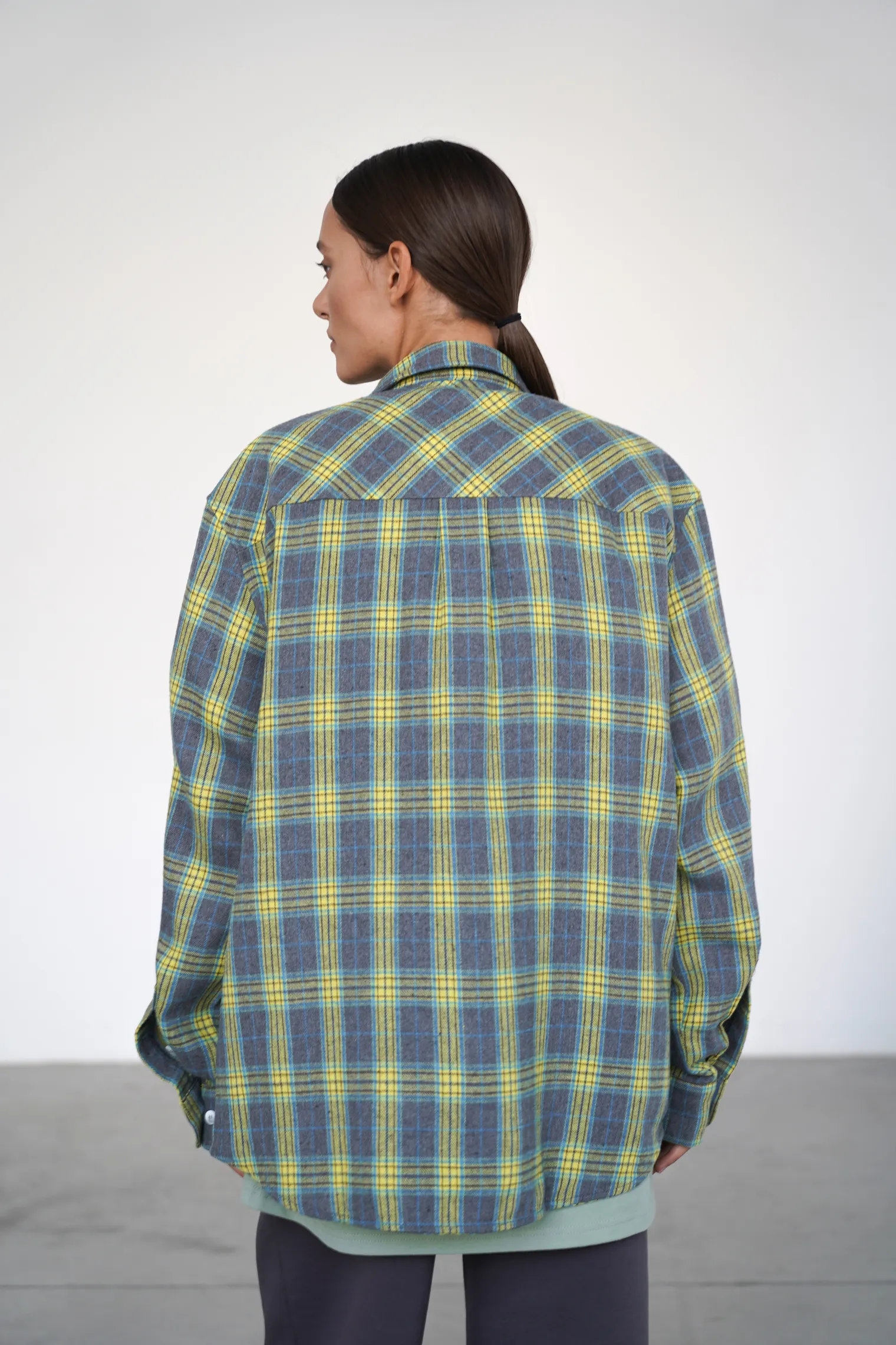 Рубашка мужского кроя с карманами в клетку в цвете графитовый/жёлтый фото 4