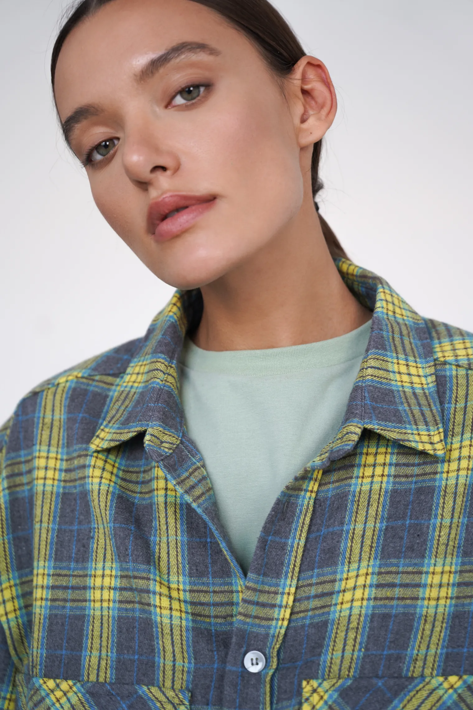 Рубашка мужского кроя с карманами в клетку в цвете графитовый/жёлтый фото 2