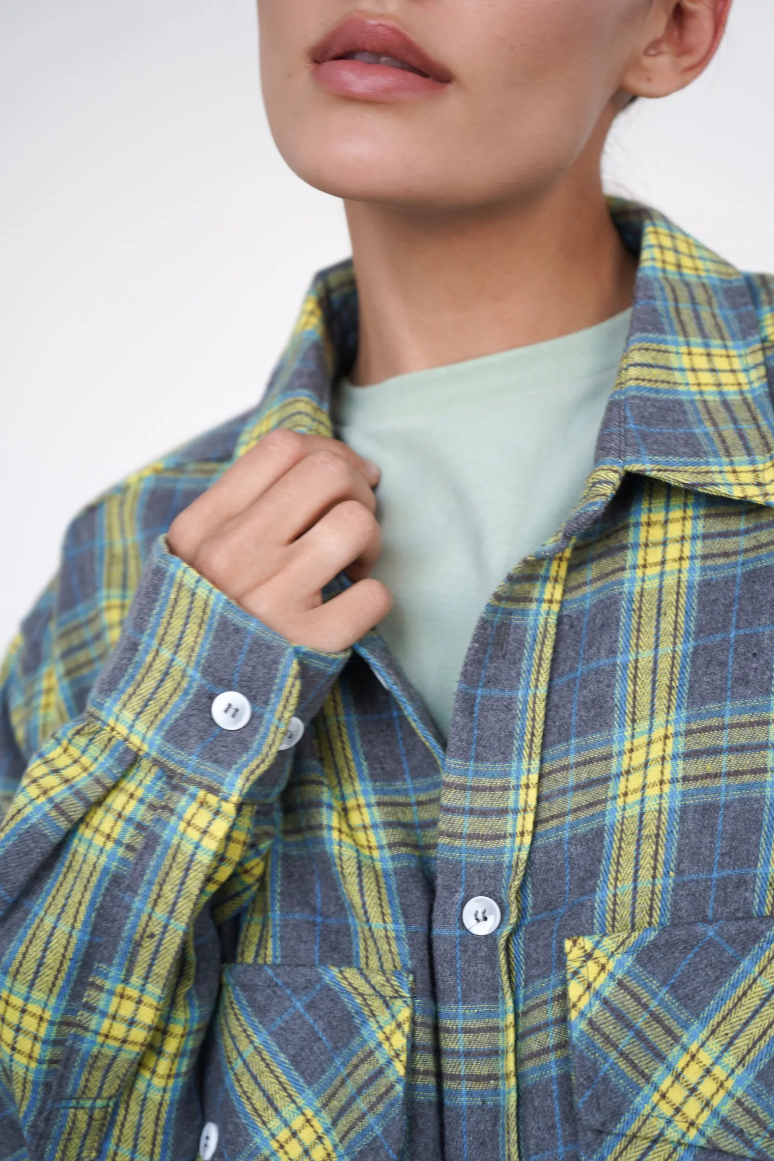 Рубашка мужского кроя с карманами в клетку в цвете графитовый/жёлтый фото 7