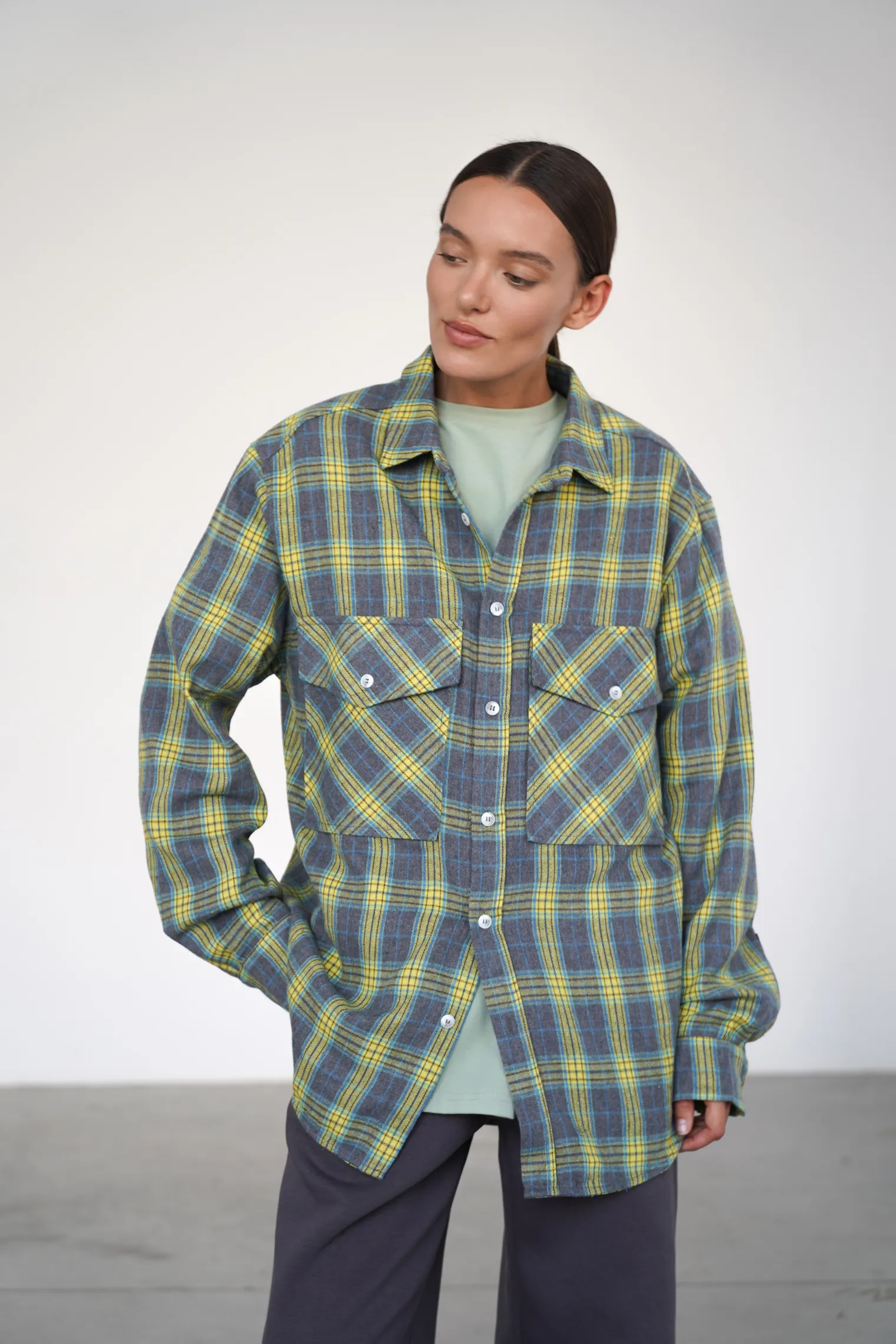 Рубашка мужского кроя с карманами в клетку в цвете графитовый/жёлтый фото 1