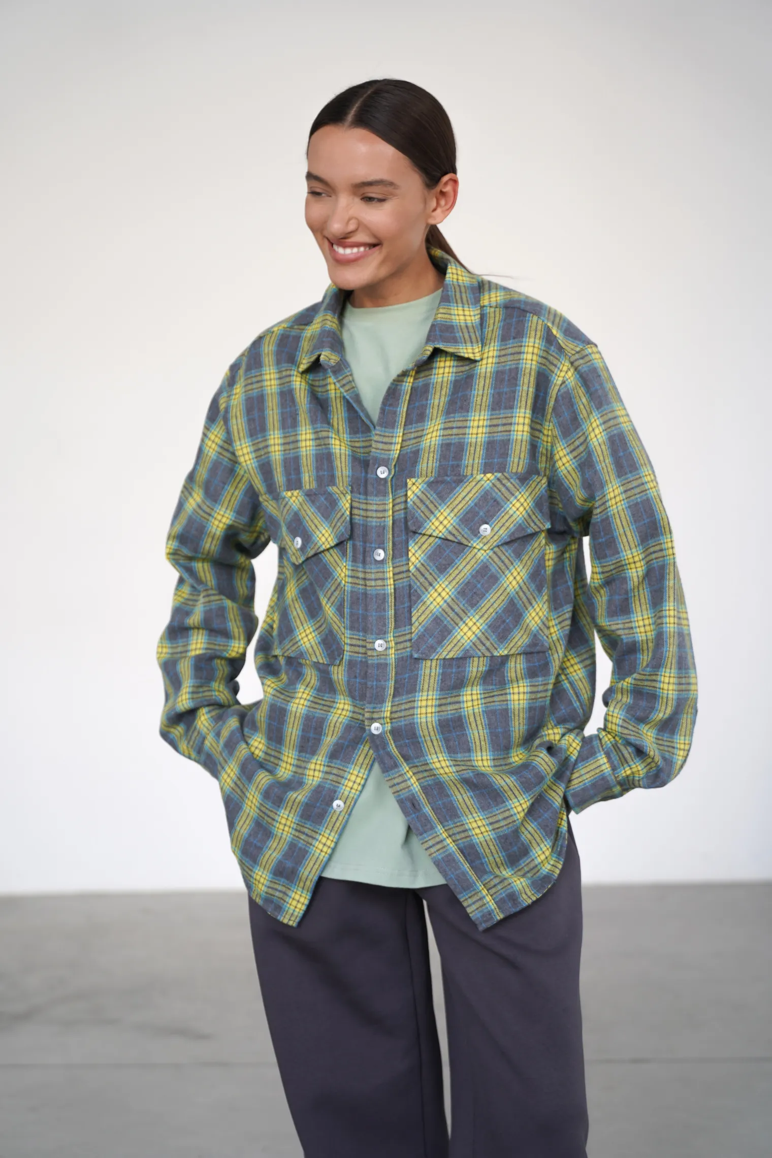 Рубашка мужского кроя с карманами в клетку в цвете графитовый/жёлтый фото 5