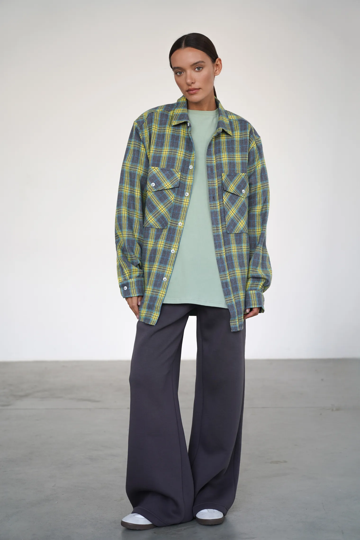 Рубашка мужского кроя с карманами в клетку в цвете графитовый/жёлтый фото 3