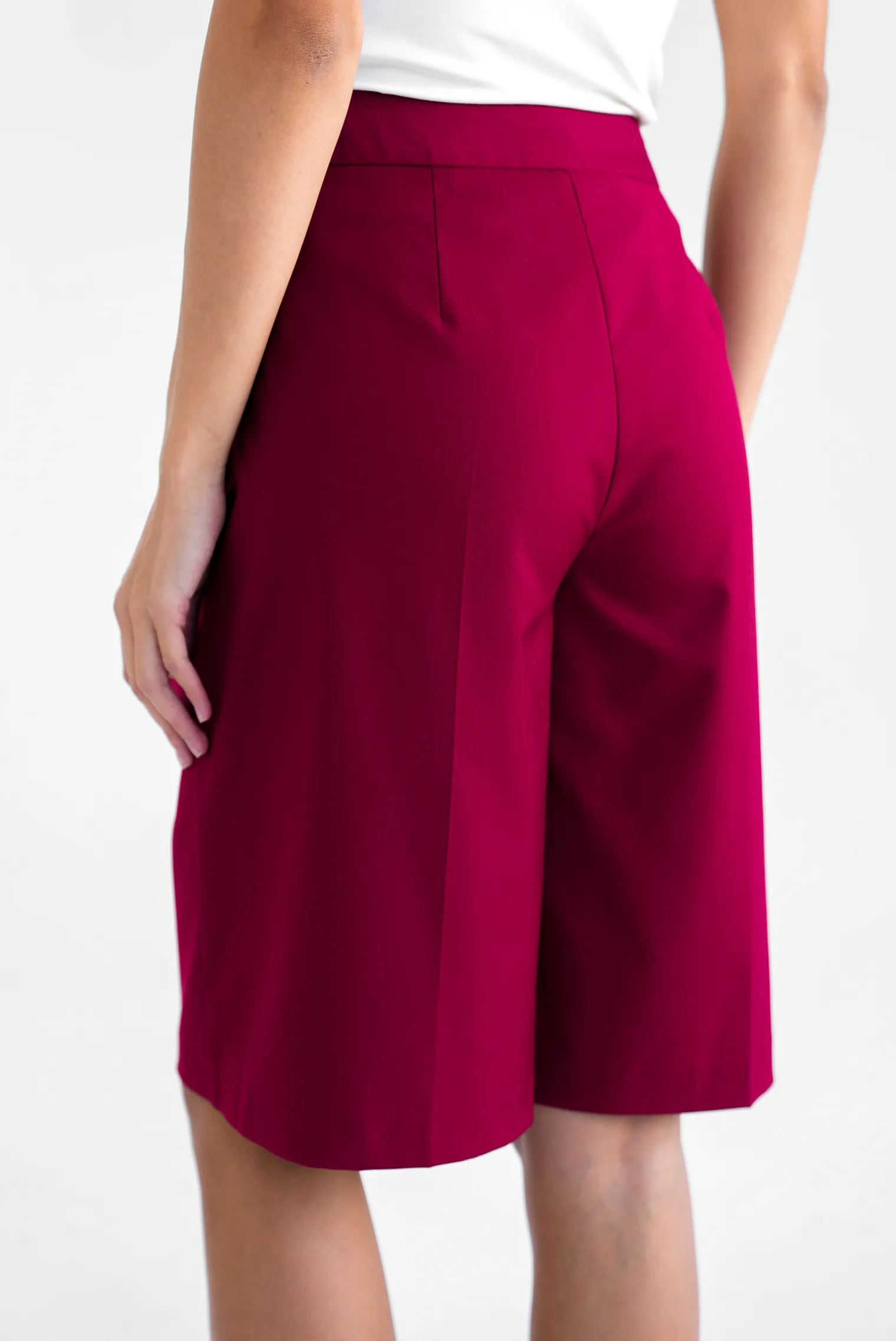 Бермуды широкого кроя с завышенной талией со складками винного цвета фото 4