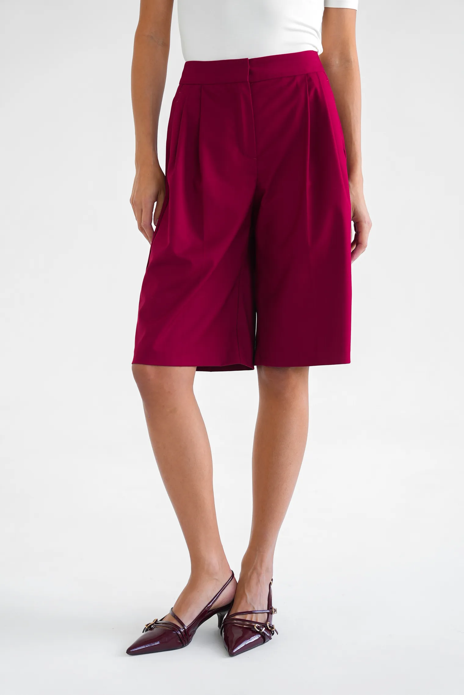 Бермуды широкого кроя с завышенной талией со складками винного цвета фото 1