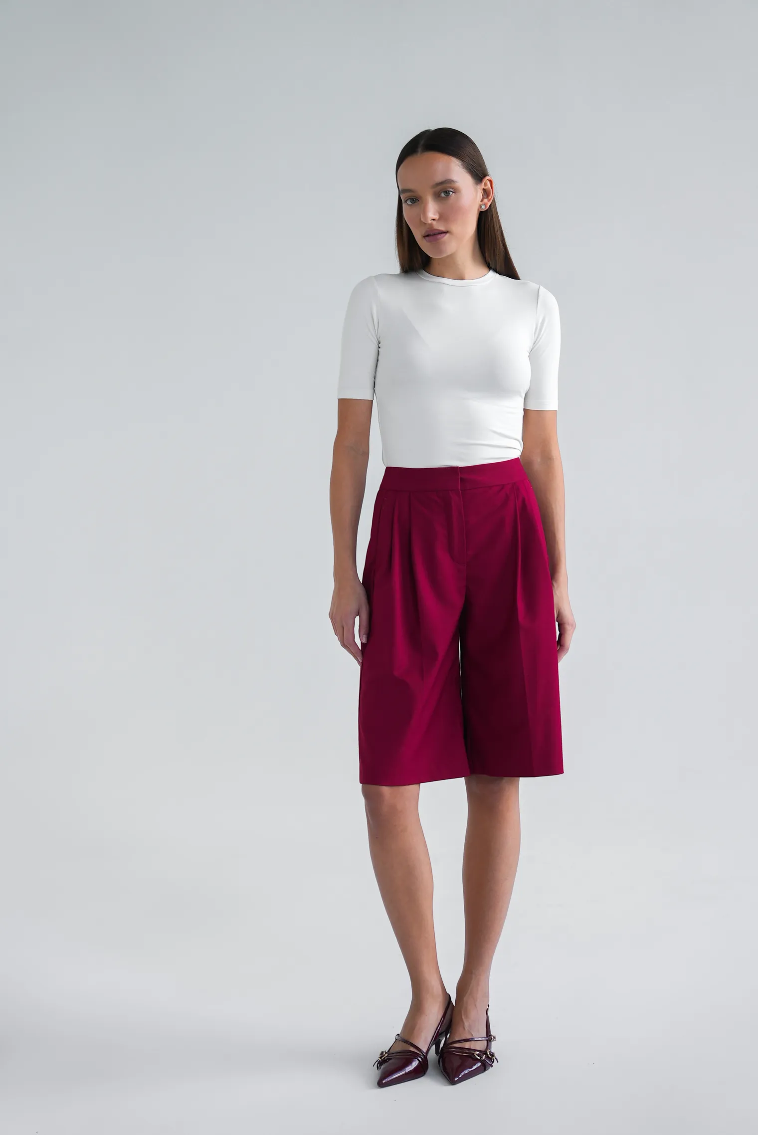 Бермуды широкого кроя с завышенной талией со складками винного цвета фото 5