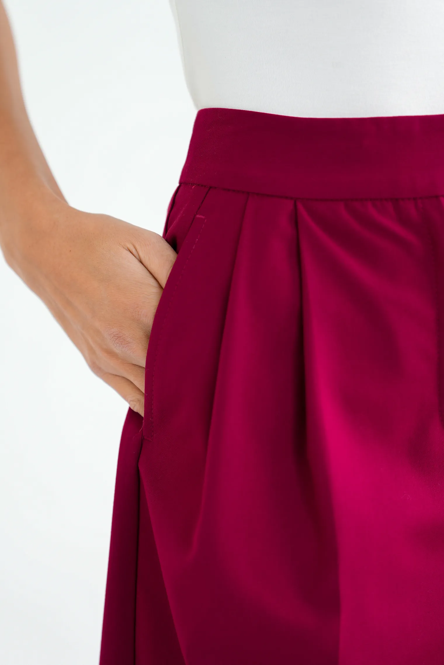 Бермуды широкого кроя с завышенной талией со складками винного цвета фото 2