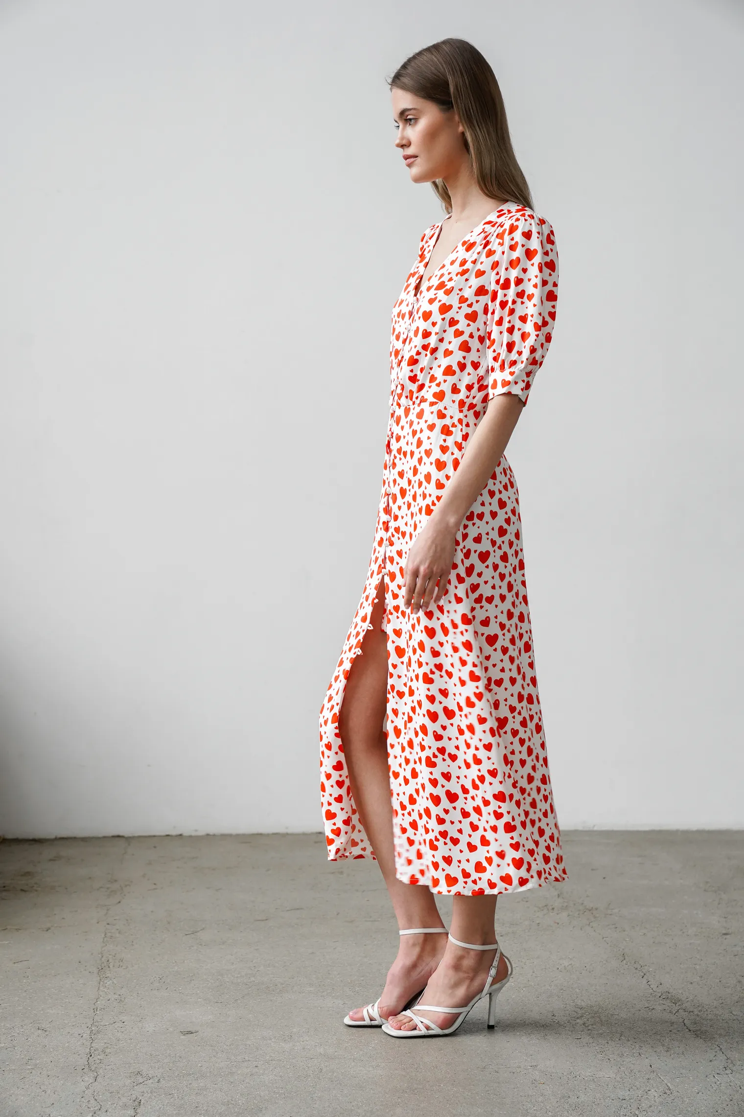 Платье миди на пуговицах с принтом сердца в цвете белый/красный фото 3