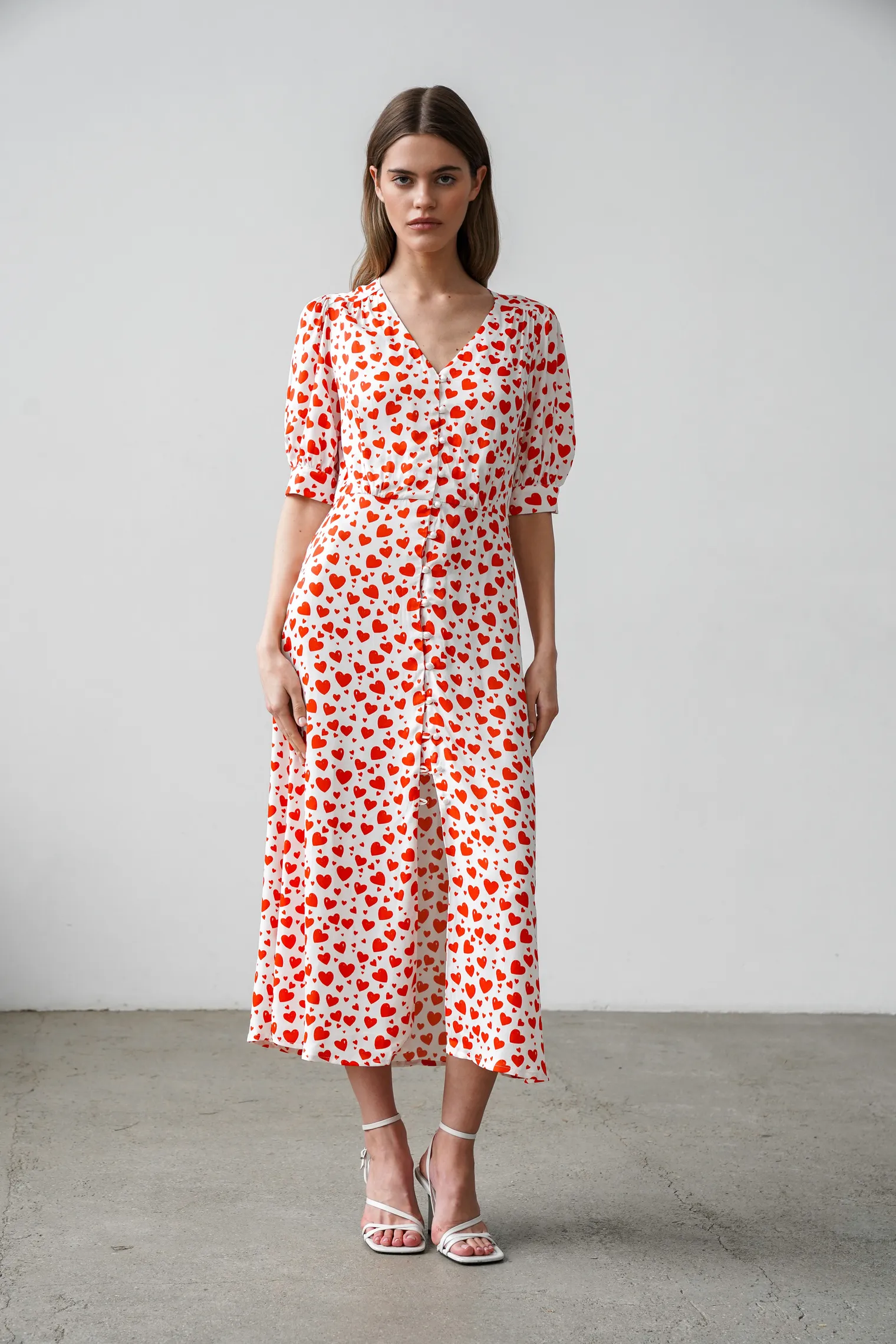 Платье миди на пуговицах с принтом сердца в цвете белый/красный фото 1