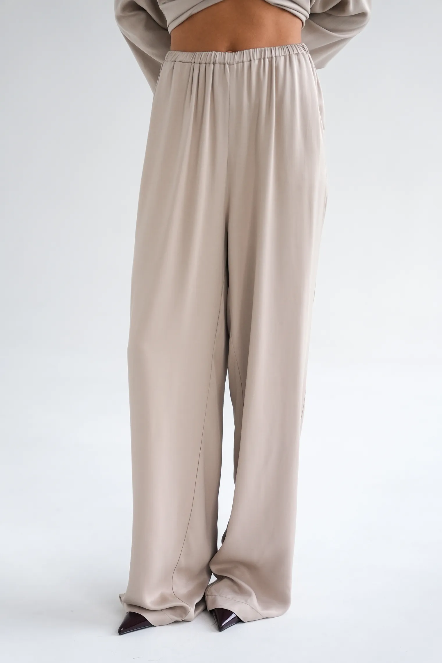 Брюки свободного кроя на резинке бежевого цвета фото 3