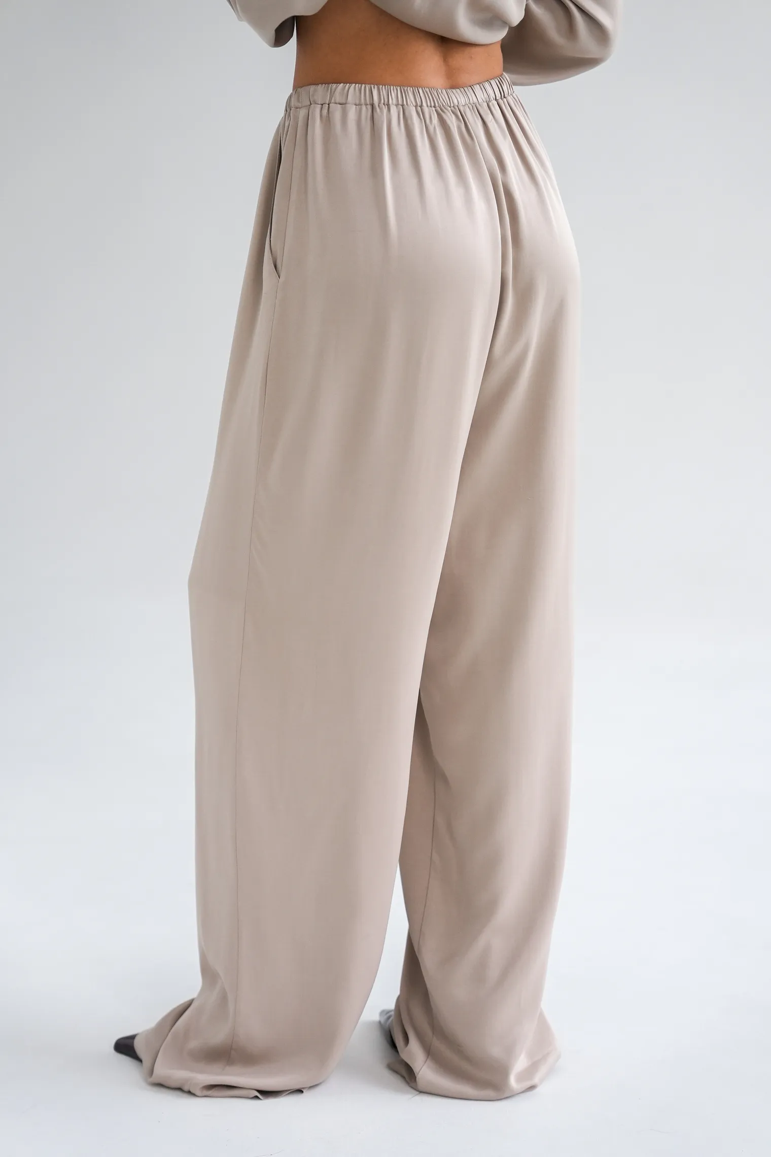 Брюки свободного кроя на резинке бежевого цвета фото 4