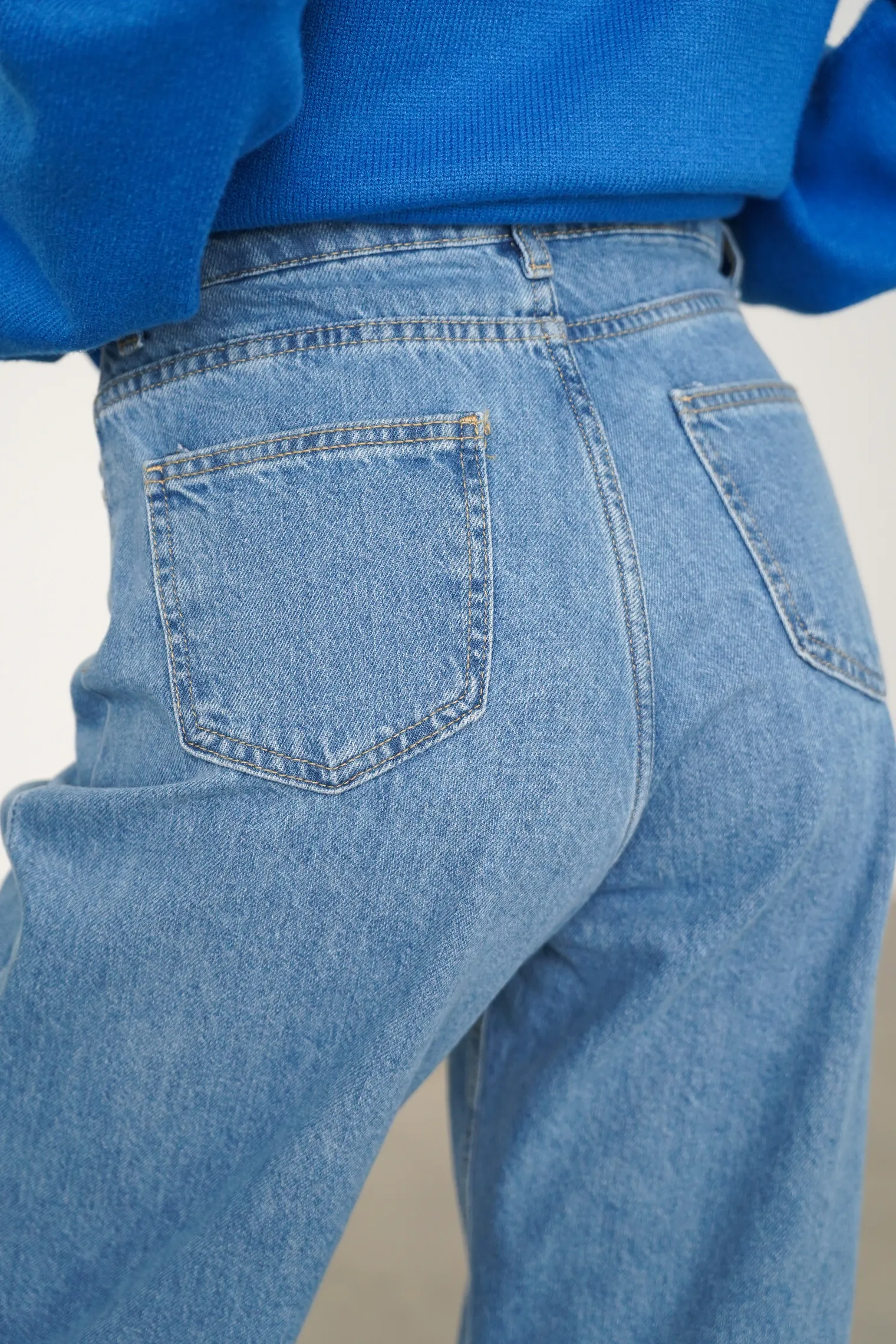 Джинсы широкого кроя с завышенной талией цвета голубая варка фото 5