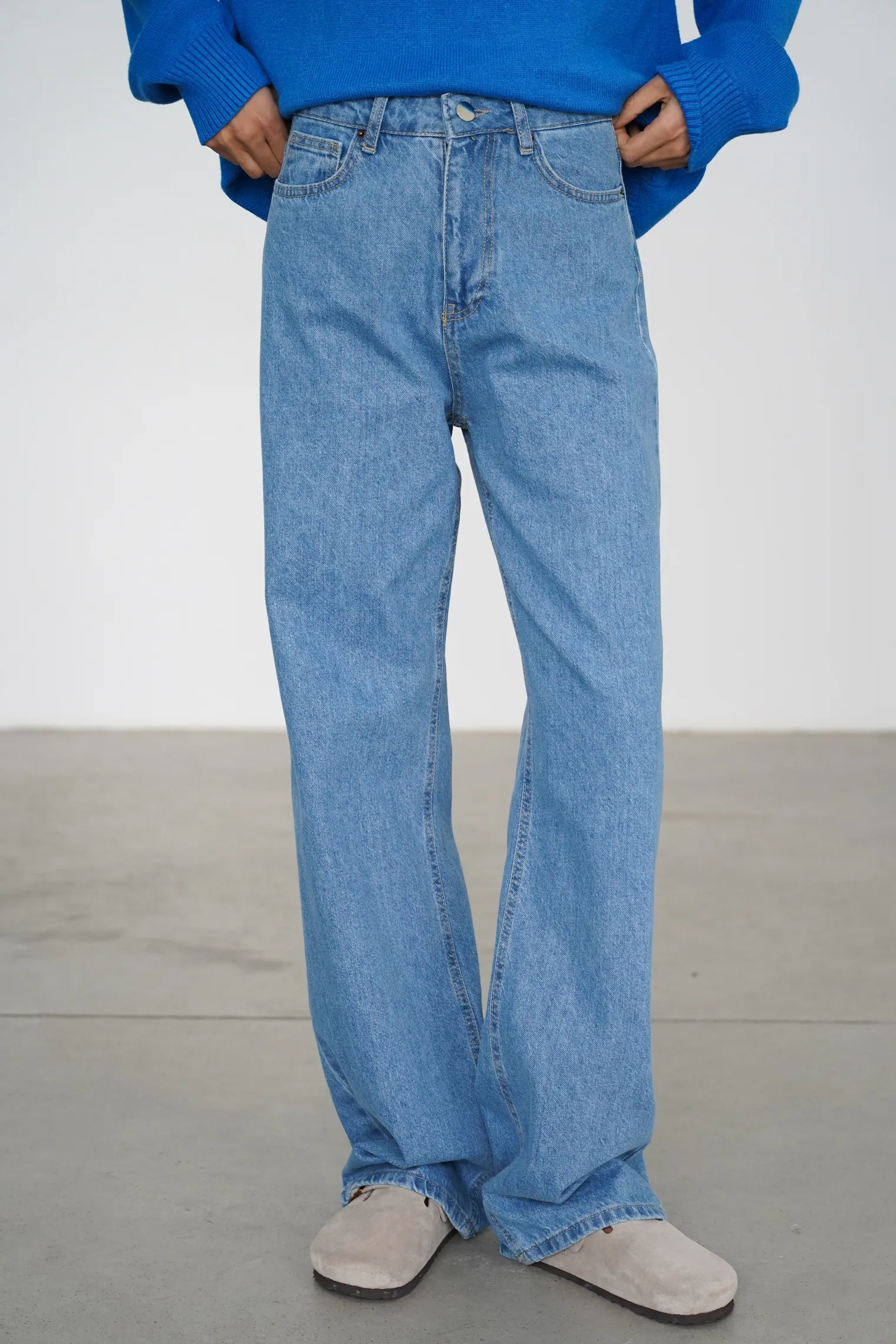 Джинсы широкого кроя с завышенной талией цвета голубая варка фото 6