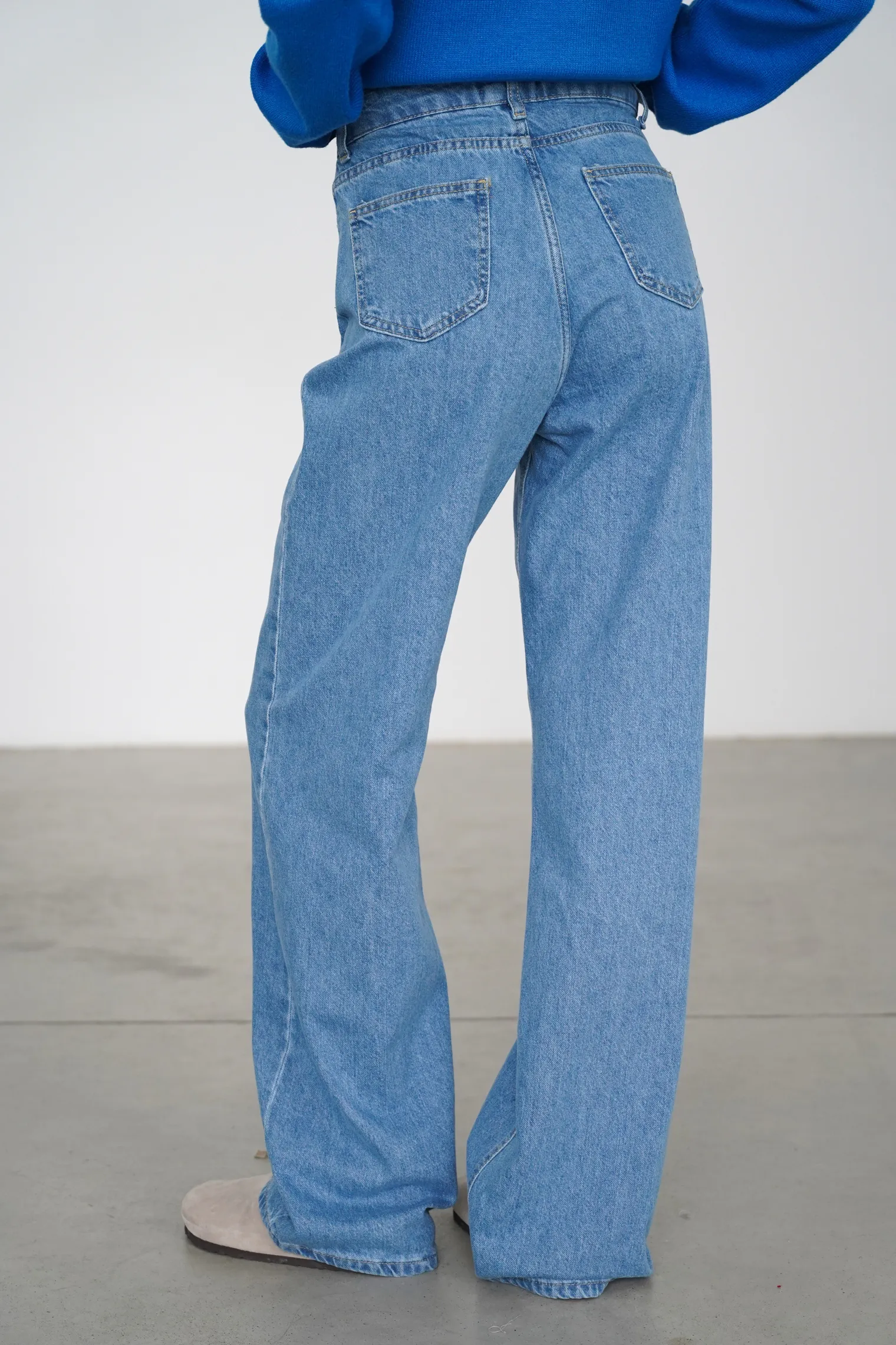 Джинсы широкого кроя с завышенной талией цвета голубая варка фото 4
