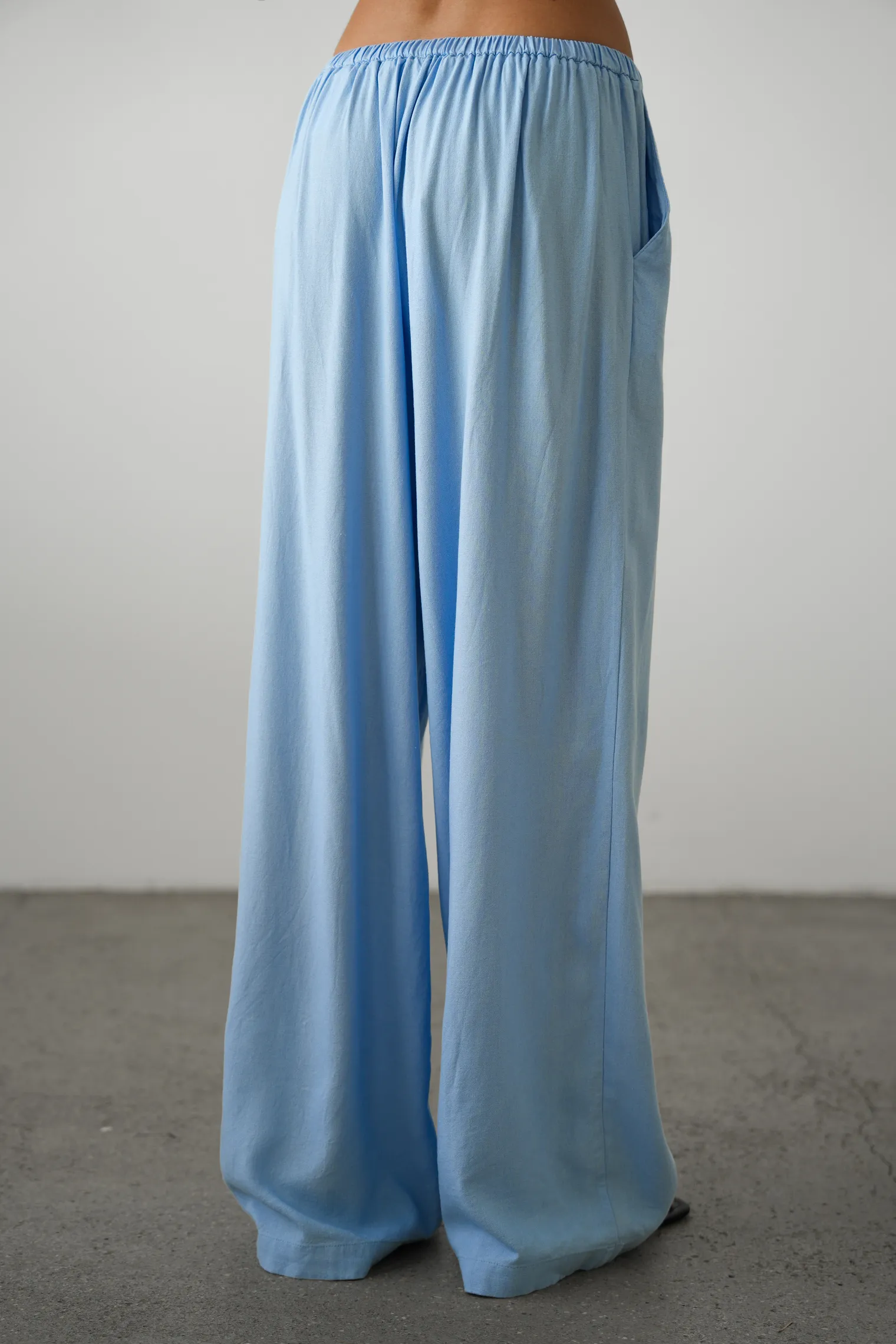 Брюки прямого кроя изо льна голубого цвета фото 4