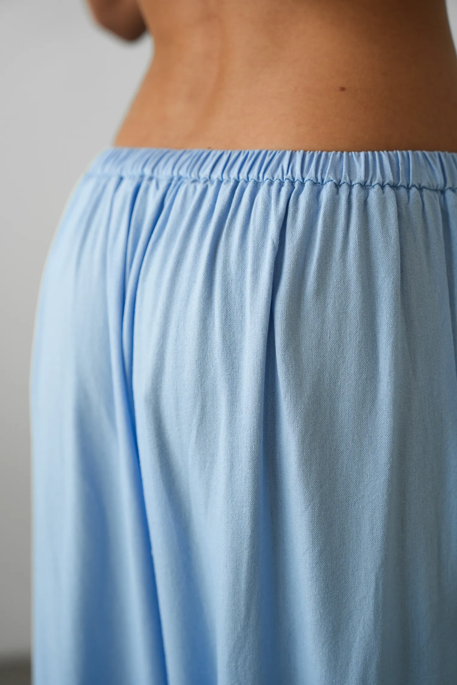 Брюки прямого кроя изо льна голубого цвета фото 7