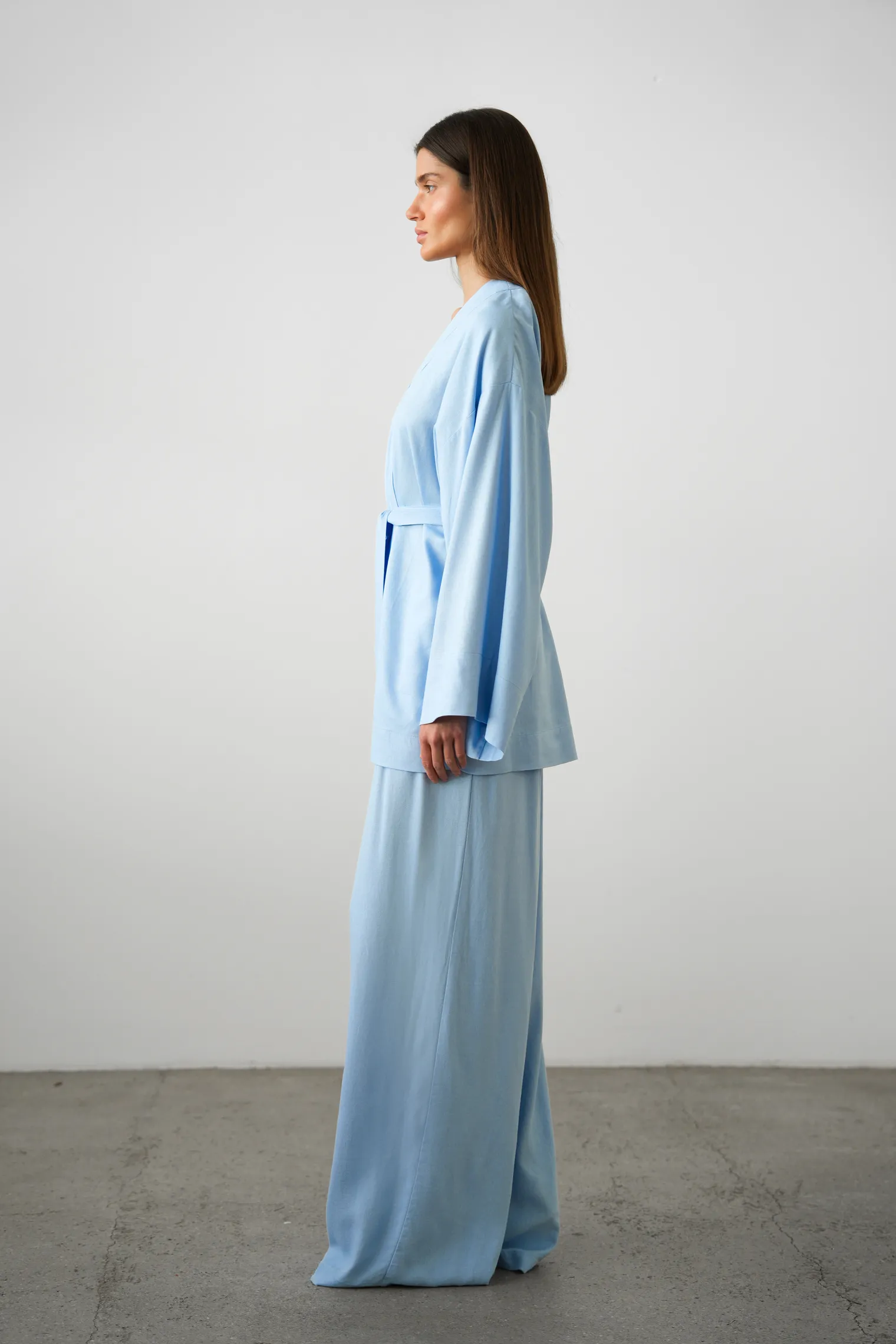 Брюки прямого кроя изо льна голубого цвета фото 3