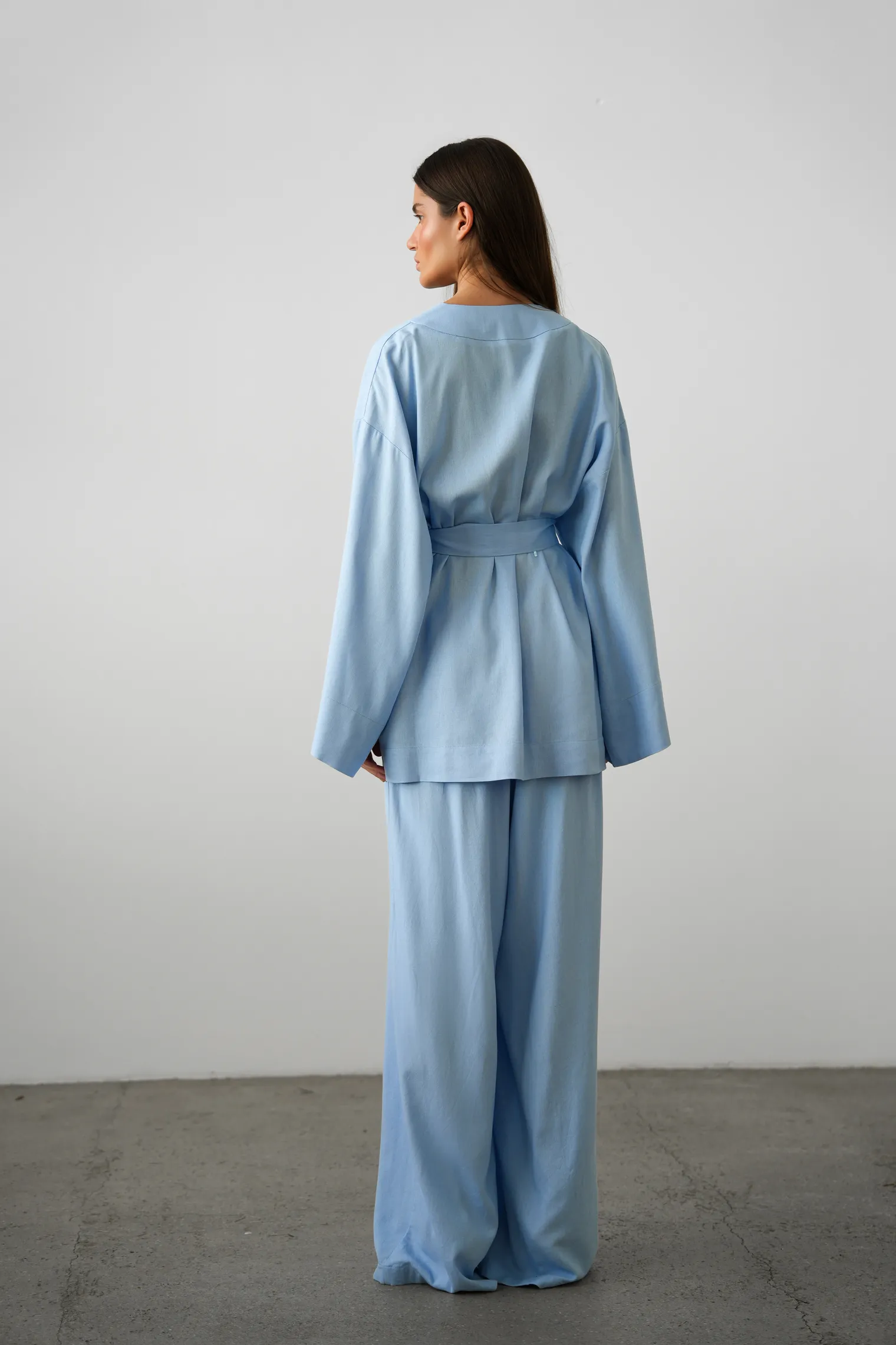 Брюки прямого кроя изо льна голубого цвета фото 8