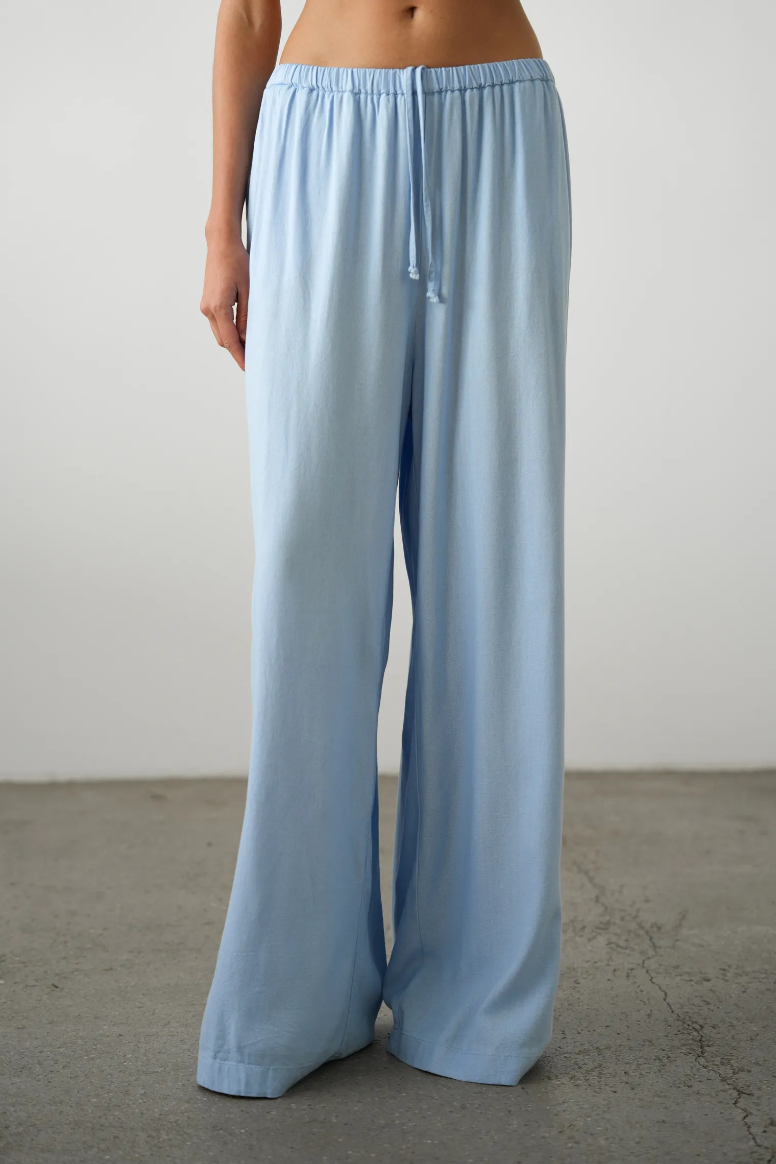 Брюки прямого кроя изо льна голубого цвета фото 6