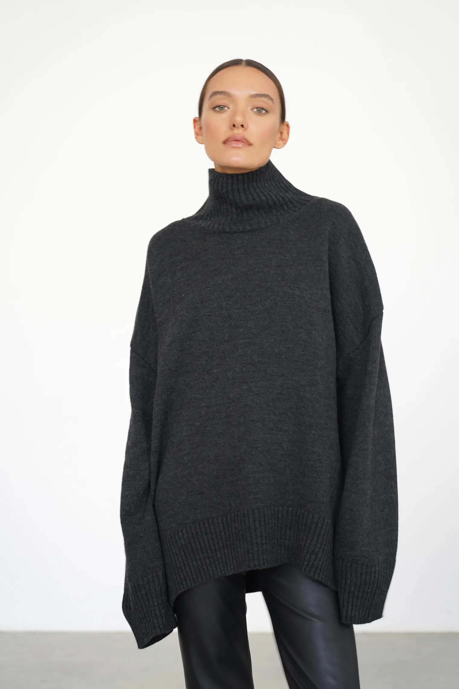 Джемпер мелкой вязки с высоким воротником графитового цвета фото 6