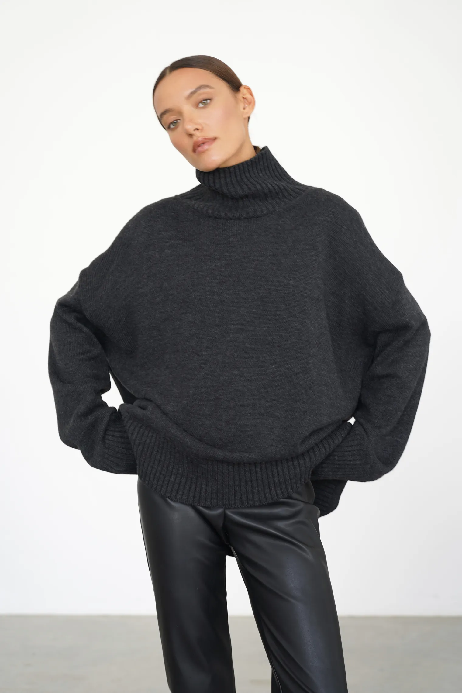 Джемпер мелкой вязки с высоким воротником графитового цвета фото 7