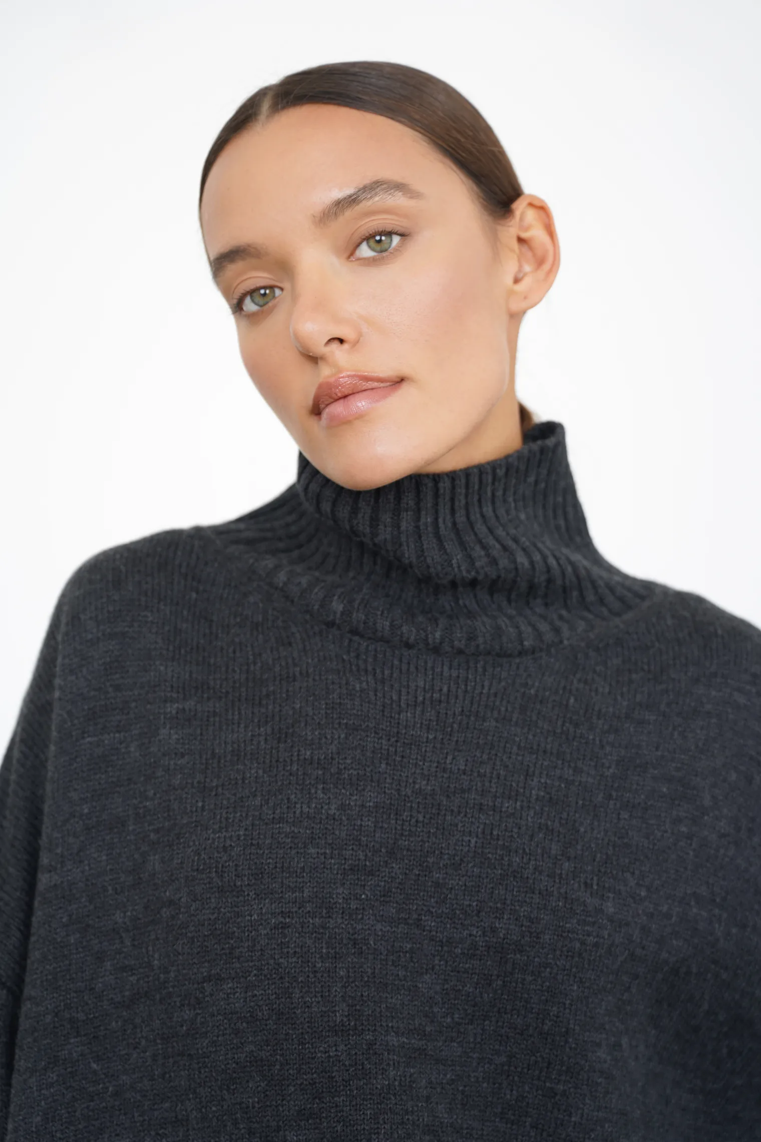 Джемпер мелкой вязки с высоким воротником графитового цвета фото 2