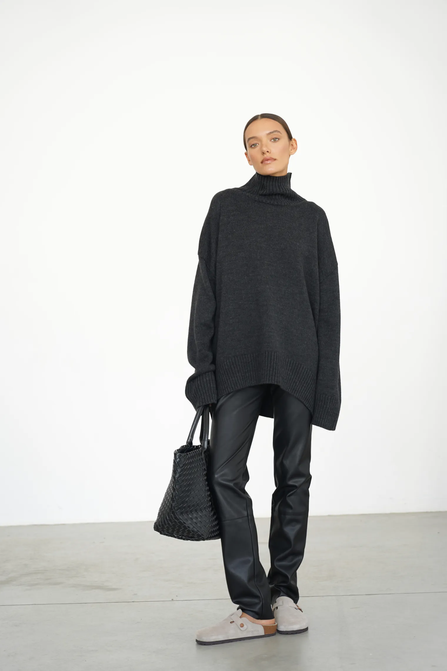 Джемпер мелкой вязки с высоким воротником графитового цвета фото 5