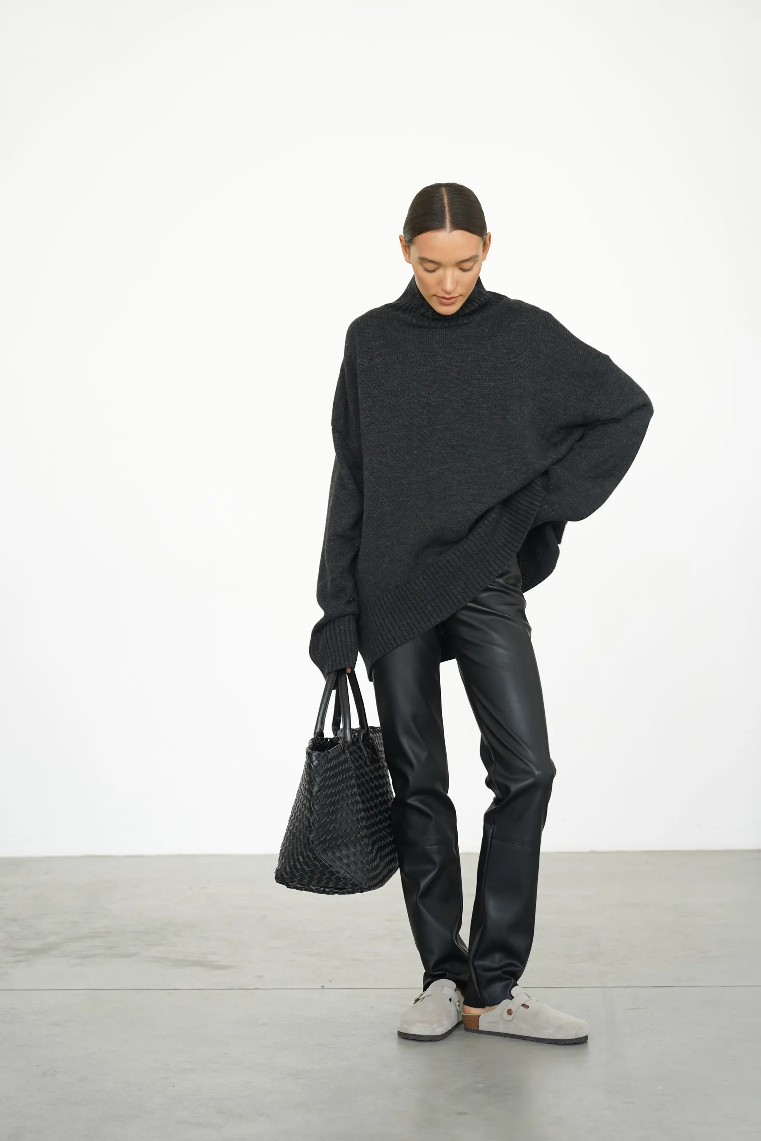 Джемпер мелкой вязки с высоким воротником графитового цвета фото 3