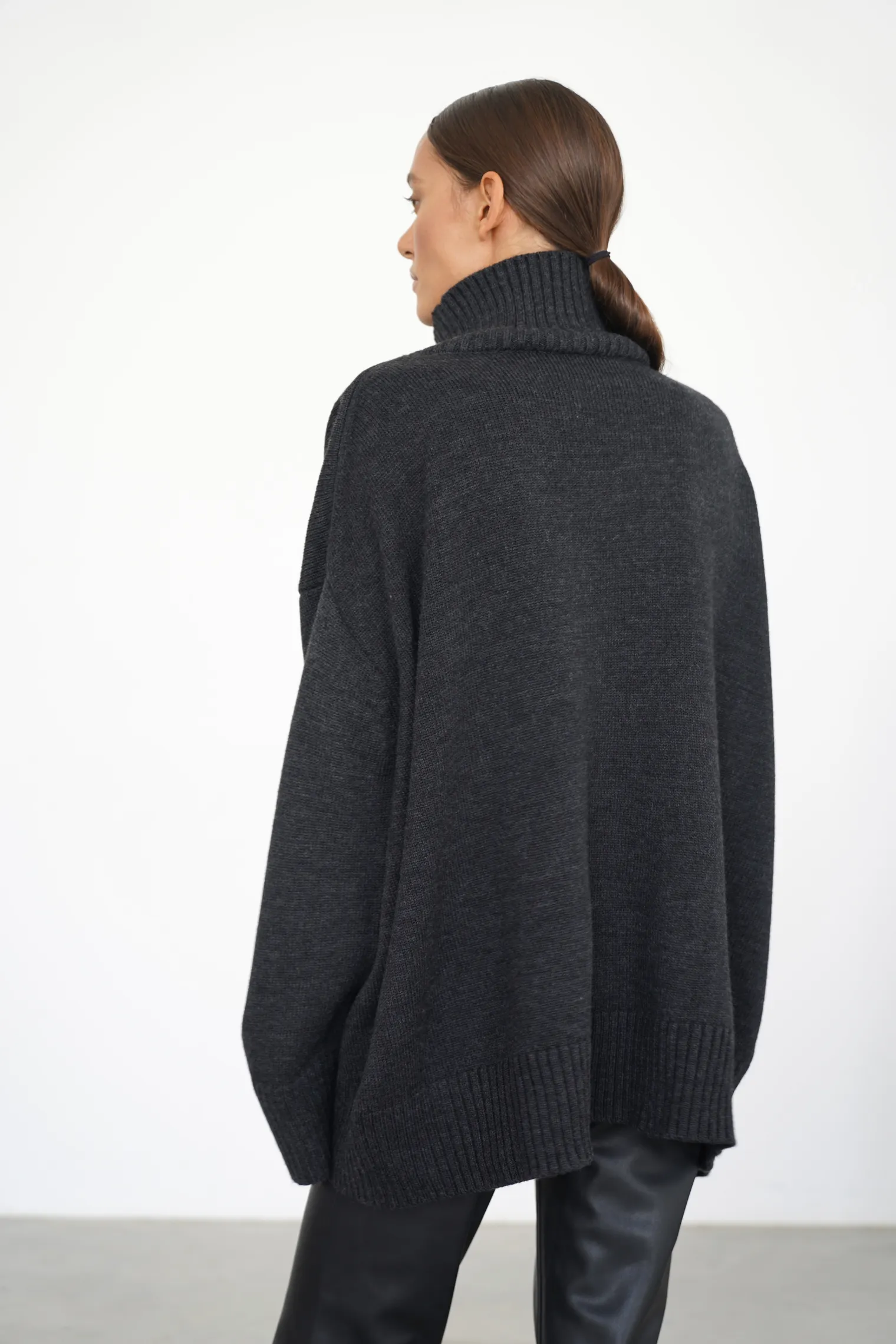 Джемпер мелкой вязки с высоким воротником графитового цвета фото 4