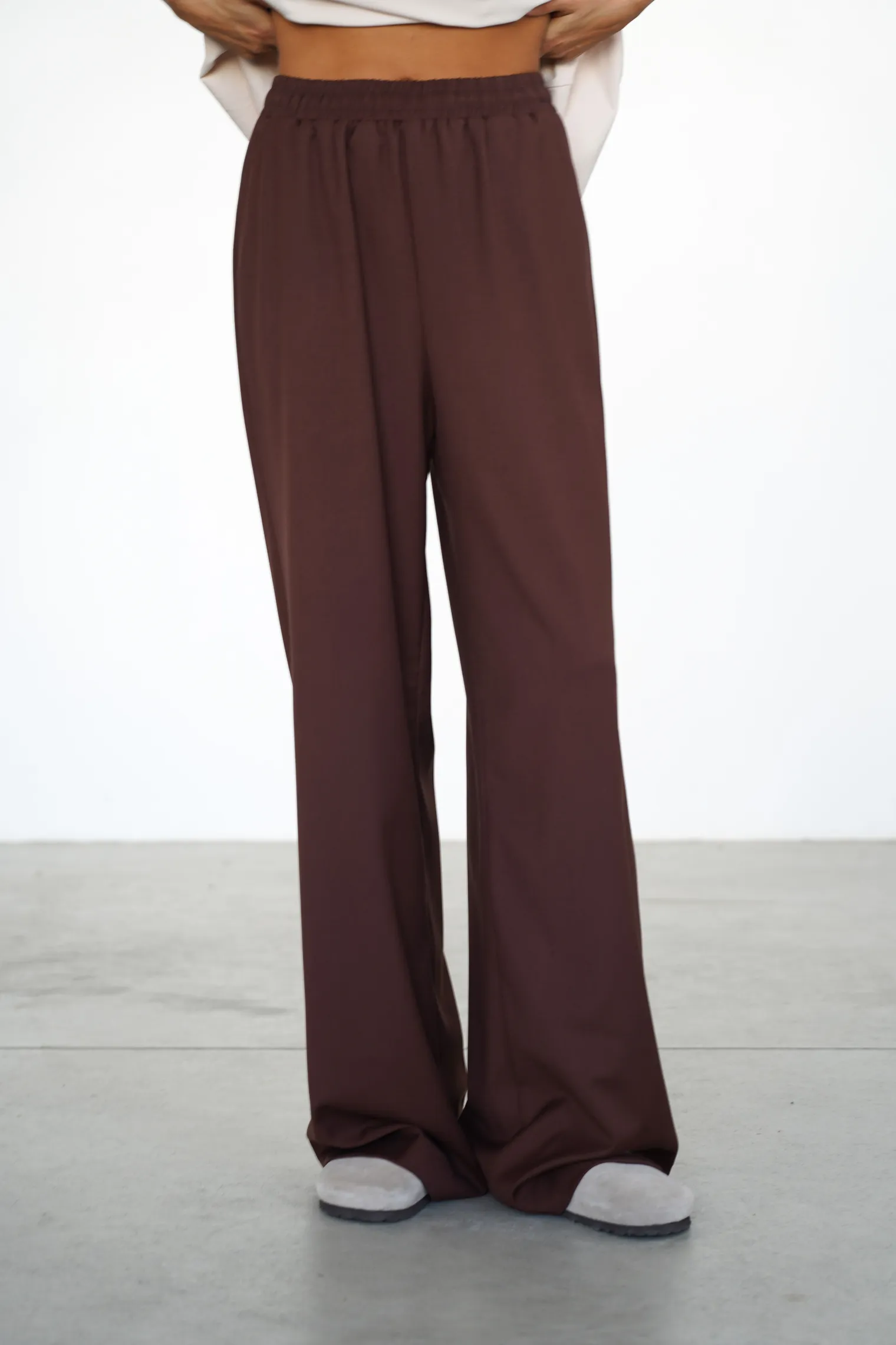 Брюки прямого кроя с карманами цвета горький шоколад фото 1