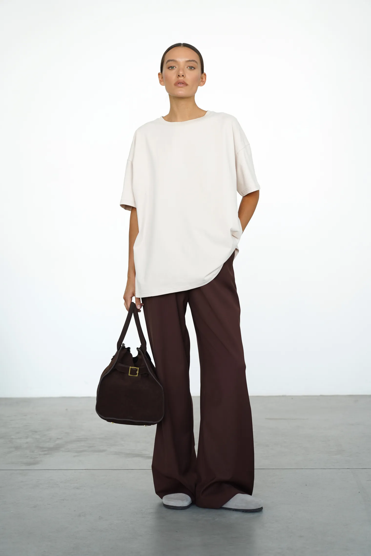 Брюки прямого кроя с карманами цвета горький шоколад фото 3