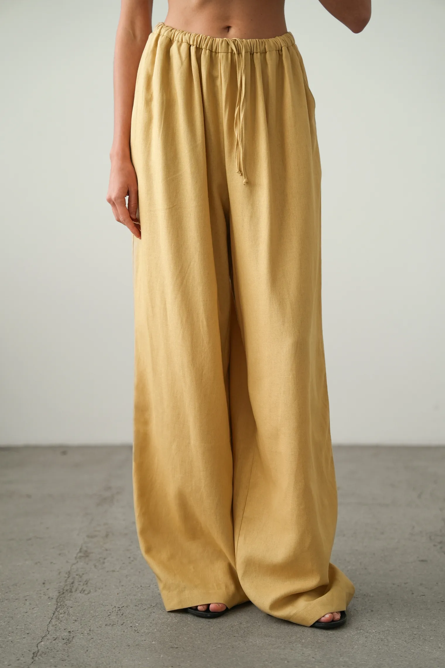 Брюки прямого кроя изо льна горчичного цвета фото 7