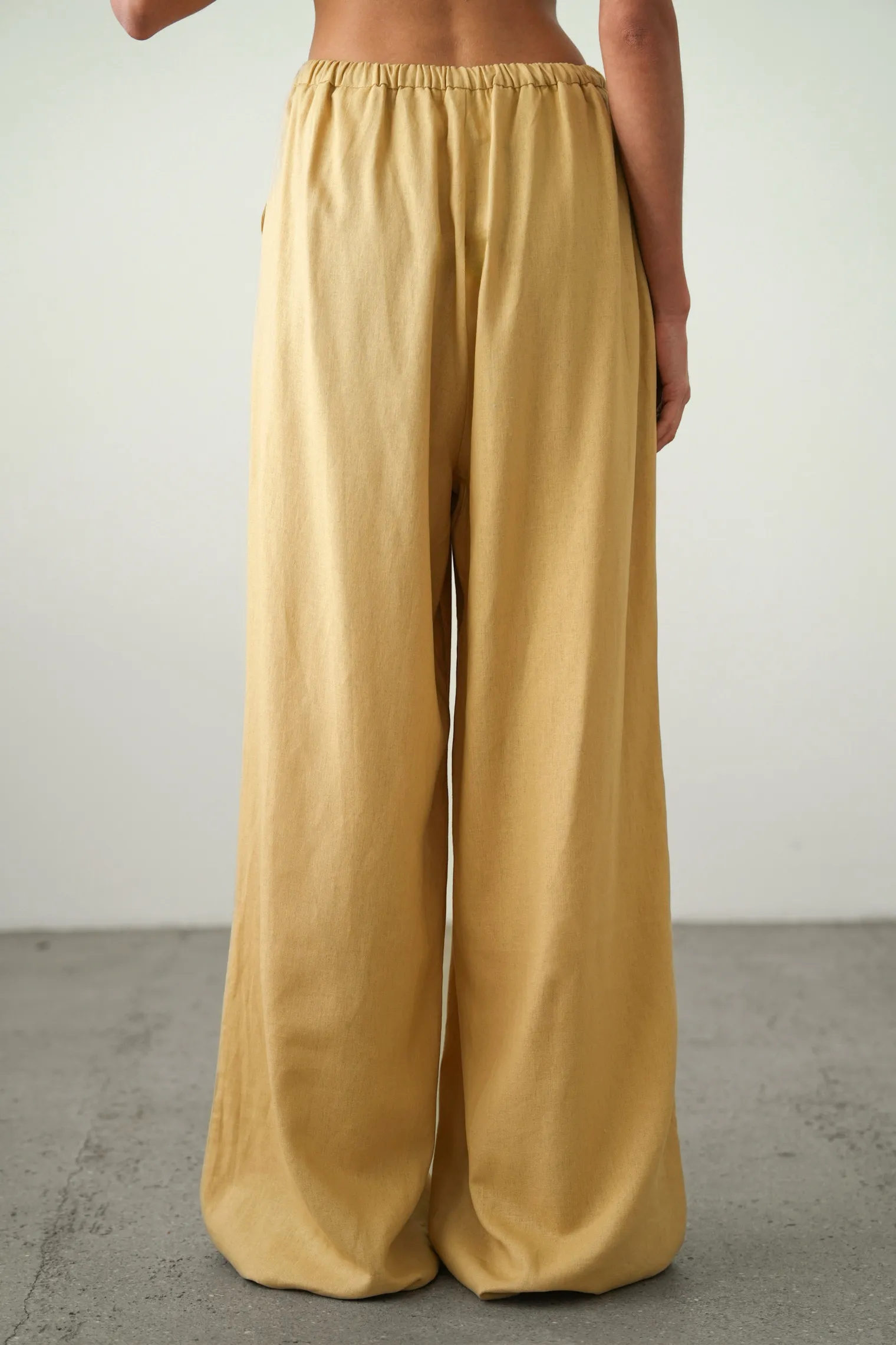 Брюки прямого кроя изо льна горчичного цвета фото 4