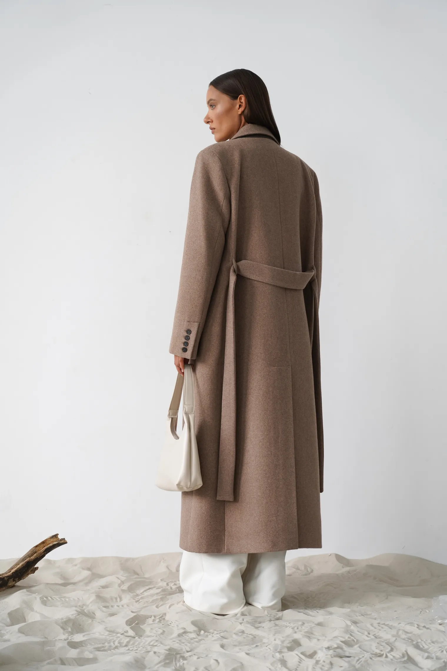 Пальто двубортное с втачным рукавом с поясом бежевого цвета фото 4