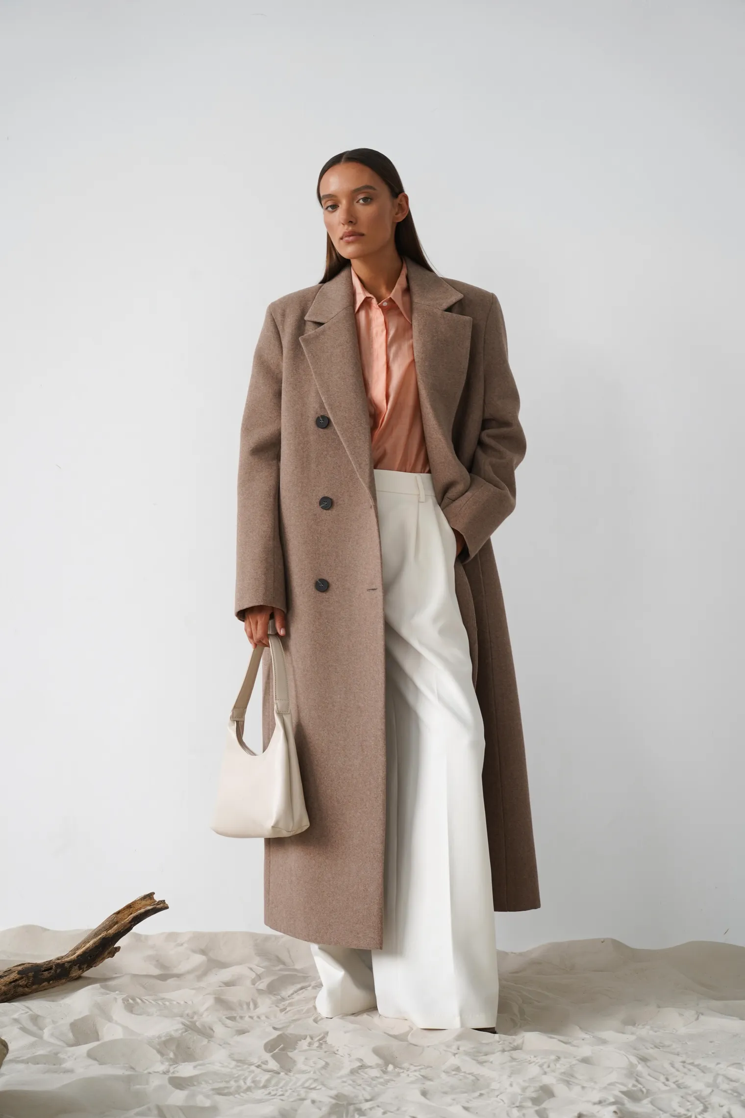 Пальто двубортное с втачным рукавом с поясом бежевого цвета фото 1