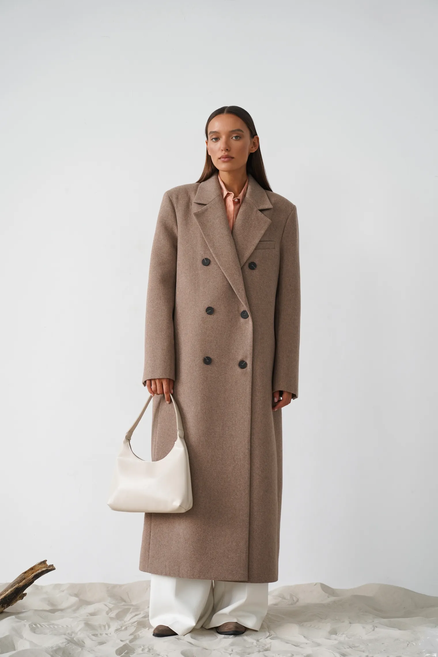 Пальто двубортное с втачным рукавом с поясом бежевого цвета фото 6