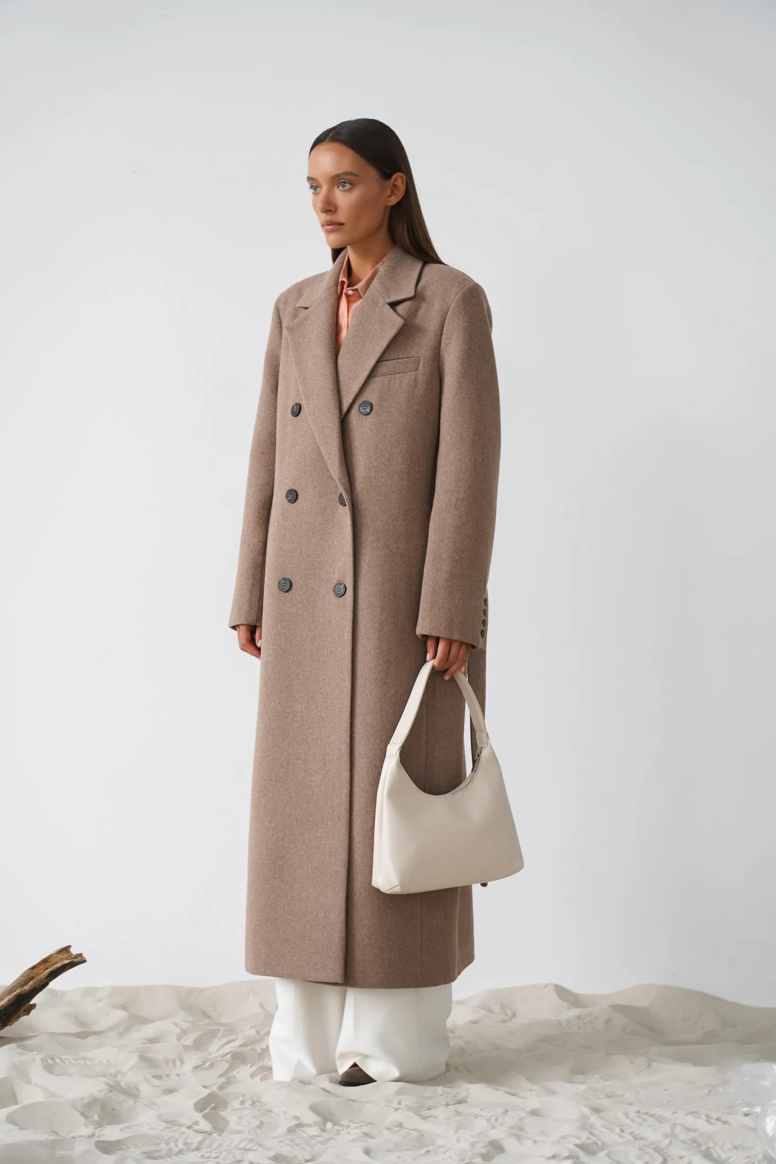 Пальто двубортное с втачным рукавом с поясом бежевого цвета фото 5
