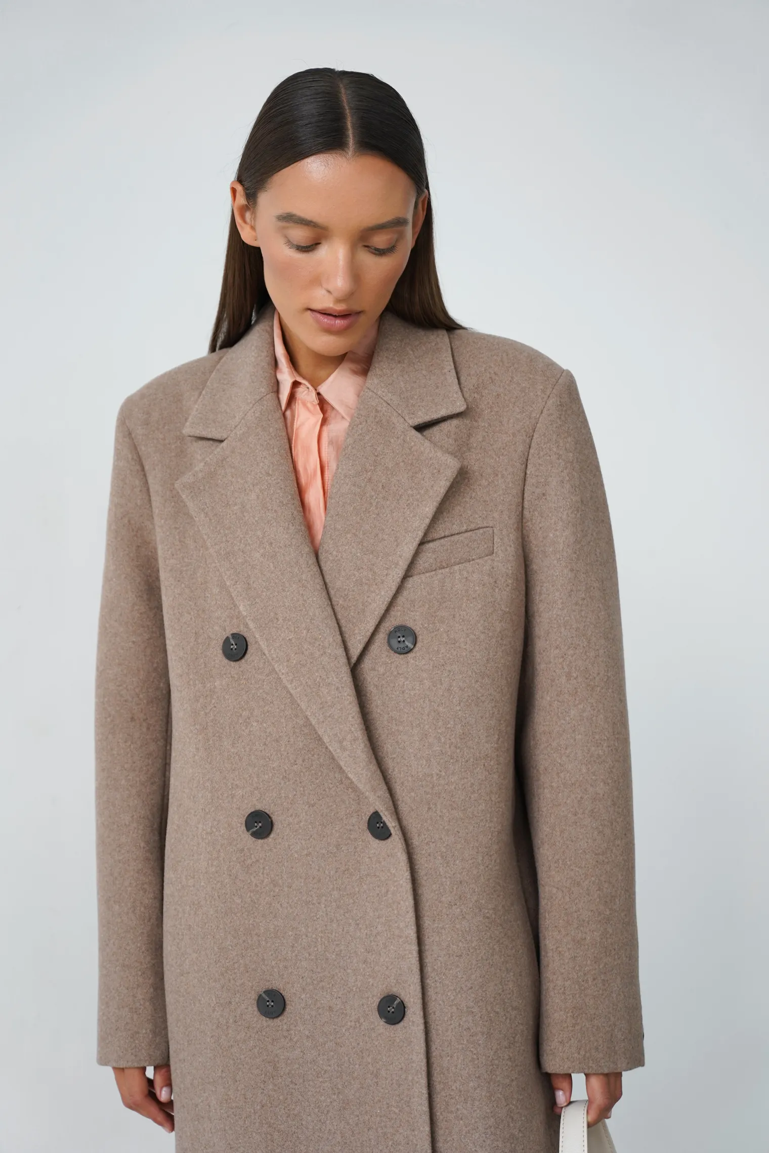 Пальто двубортное с втачным рукавом с поясом бежевого цвета фото 2